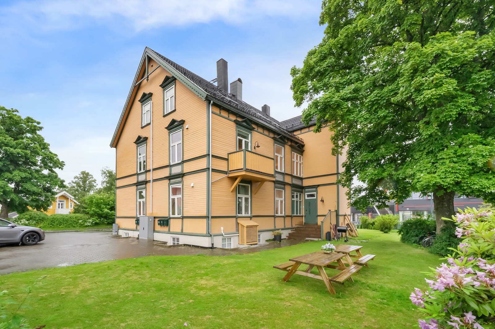 Sameiets felles grøntområde ligger skjermet til på baksiden av bygget og er lett tilgjengelig - Største delen av hagen finner man ut mot Sirkus Shopping. Galleribilde