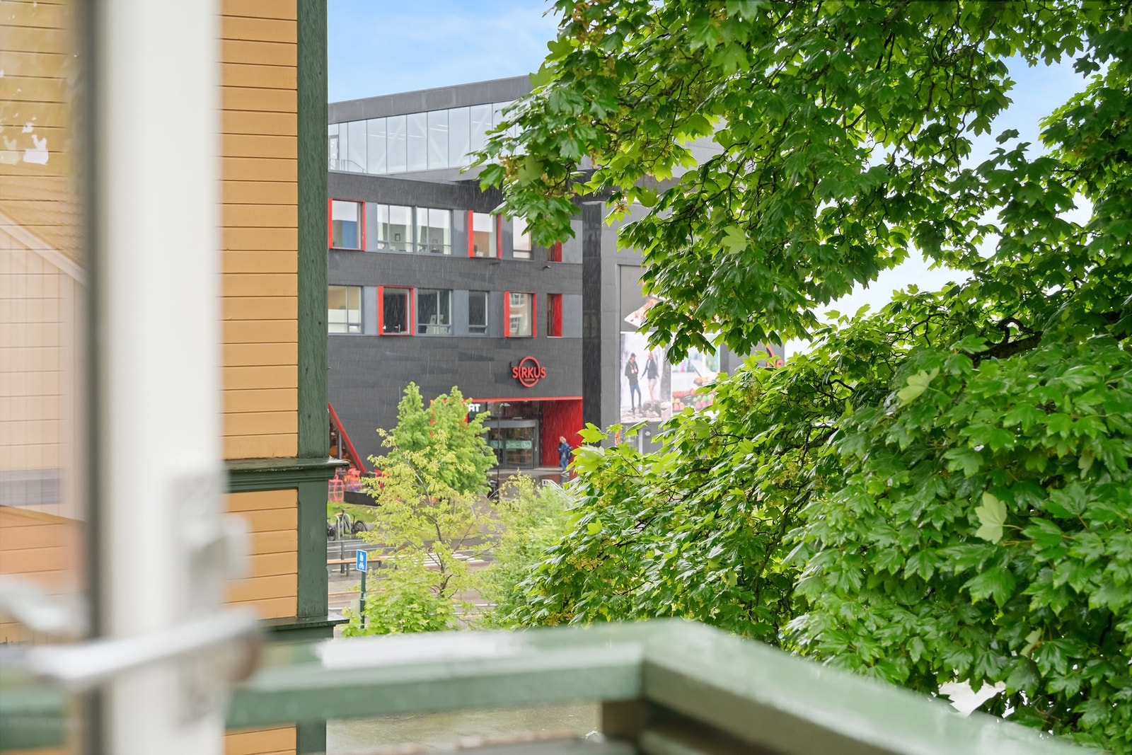 Sirkus Shopping ligger like ved og dekker de fleste behov i hverdagen, samtidig som området har gode kollektivforbindelser. Galleribilde