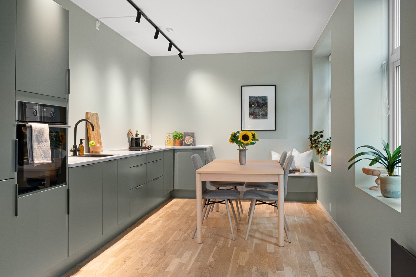 Moderne kjøkken fra 2021 med rikelig skapplass og gode arbeidsflater - perfekt for matlaging og sosiale sammenkomster. Galleribilde