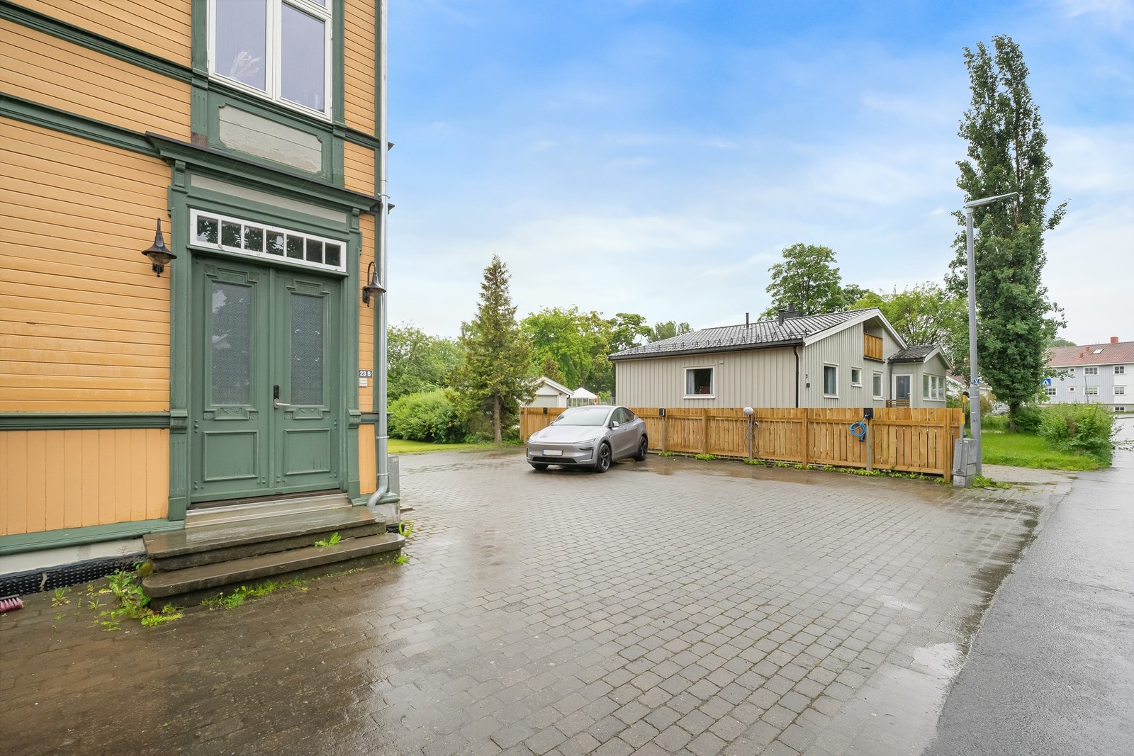 Det medfølger egen parkeringsplass med elbillader, praktisk plassert ved inngangspartiet. Galleribilde