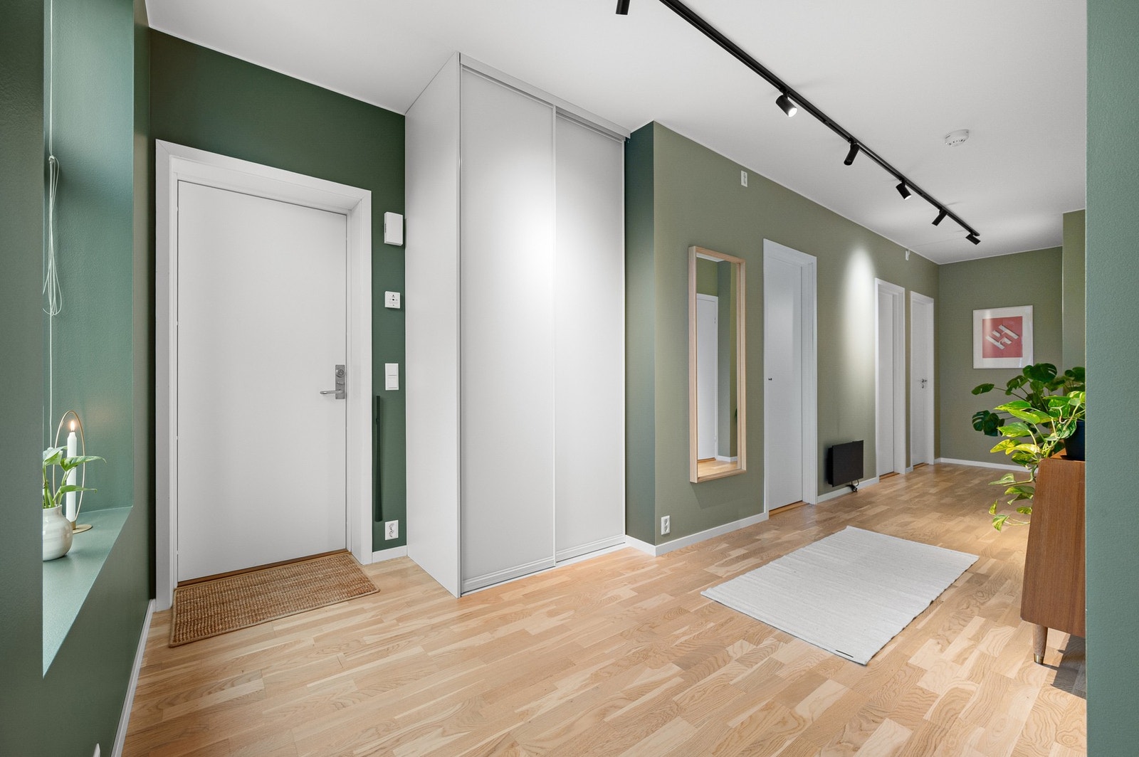 Den romslige gangen på 17,5 kvm gir utmerkede oppbevaringsmuligheter - og med egen bod i kjelleren er det plass til alt du trenger. Galleribilde