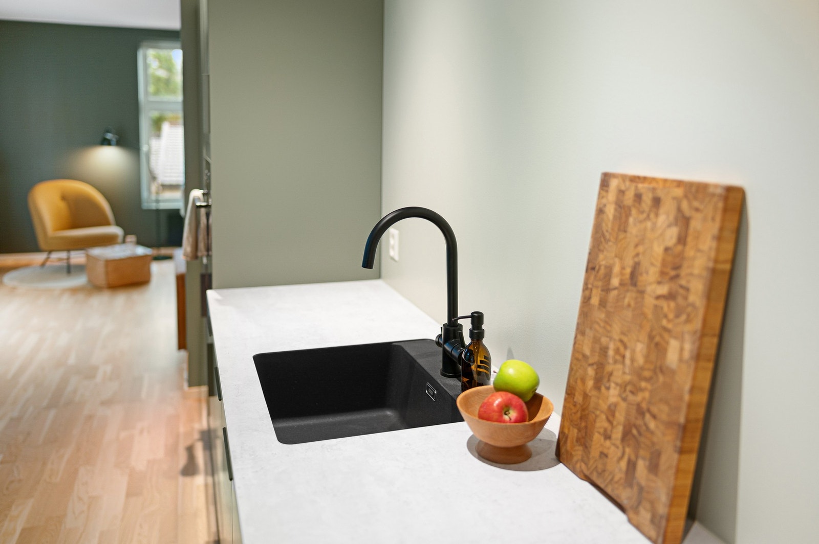 Kjøkkenet fremstår helhetlig og moderne med integrerte hvitevarer inkludert. Galleribilde