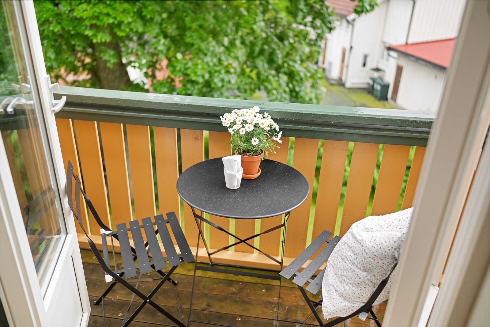 Balkongen vender mot sørvest og har gode solforhold på formiddagen. Galleribilde
