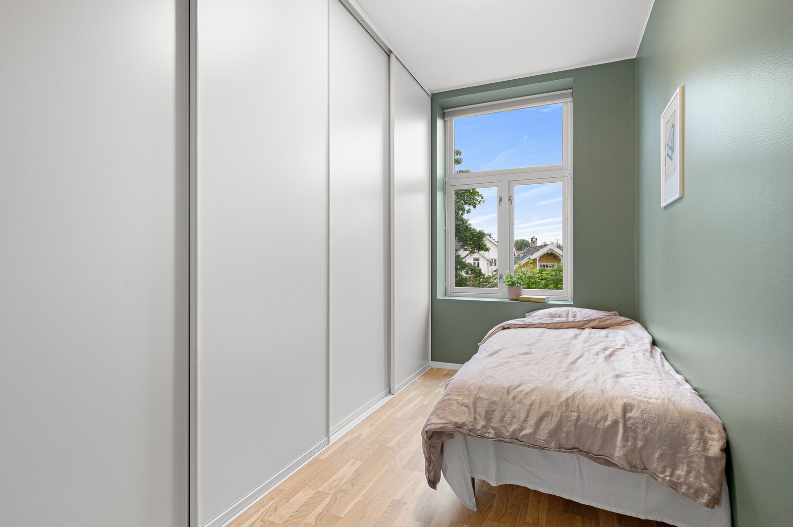 Soverom på 8,2 kvm benyttes i dag som kombinert gjesterom og walk-in closet. Galleribilde