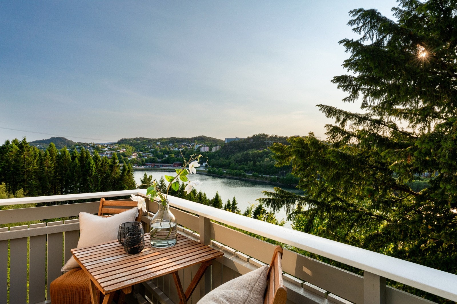 - Hovedsoverommet nyter også en egen balkong med fantastisk utsikt - Galleribilde