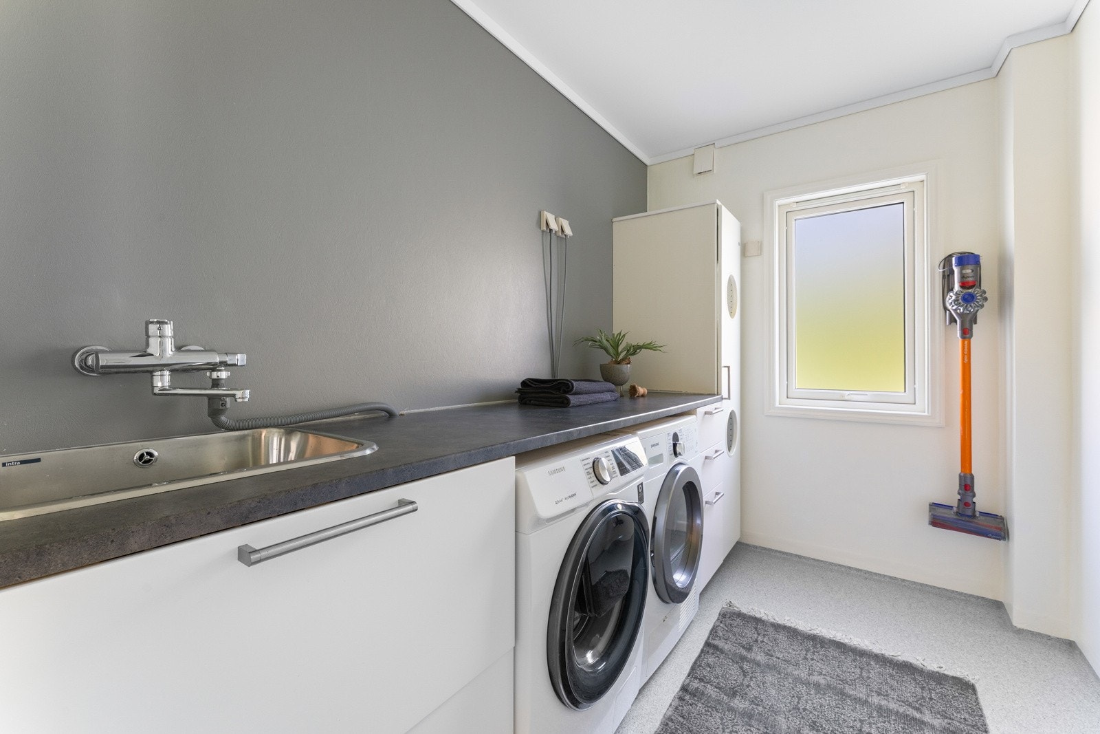 - Praktisk vaskerom målt til 5,4 kvm - Galleribilde