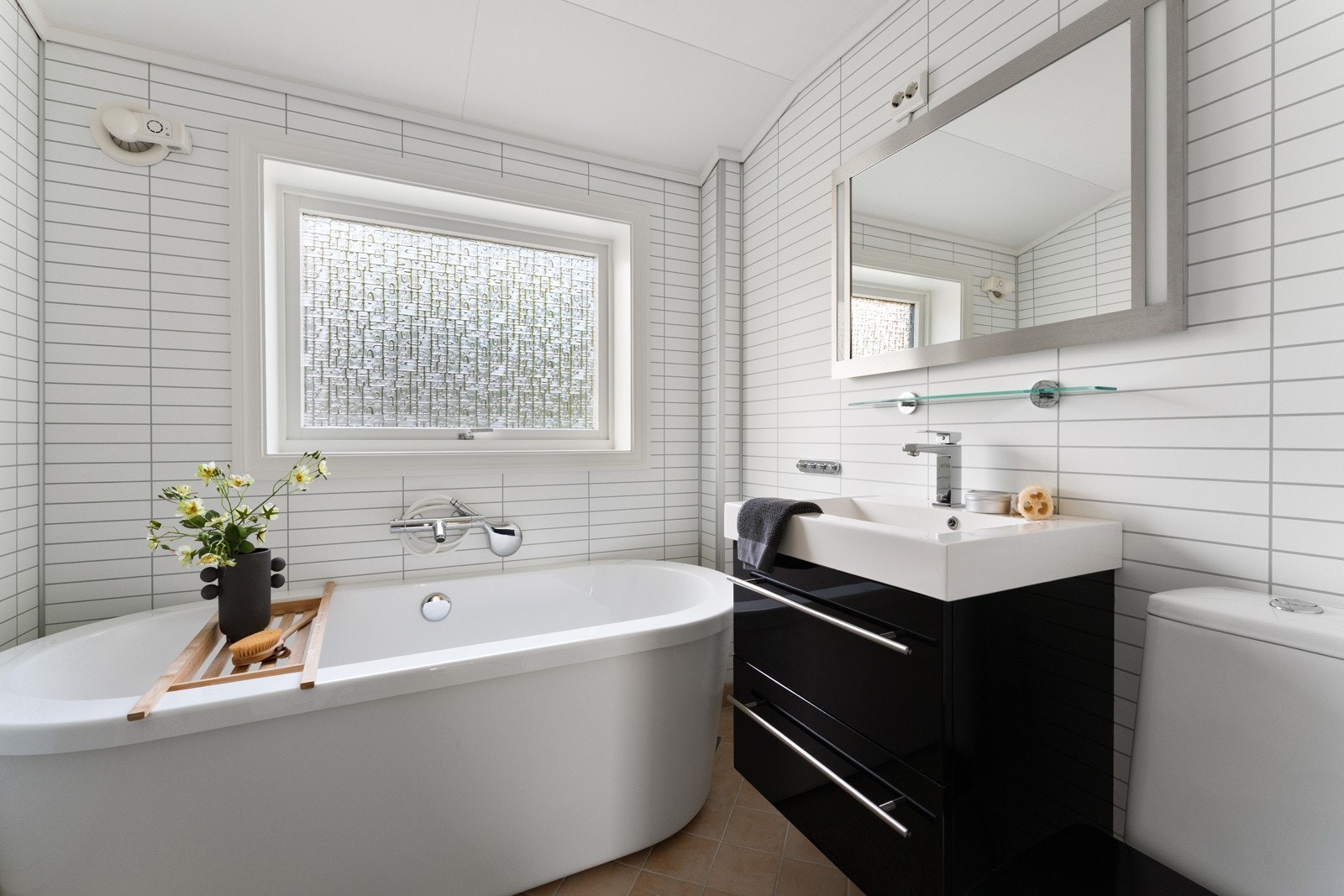 - Fliser på gulv og baderomsplater på veggene - Galleribilde