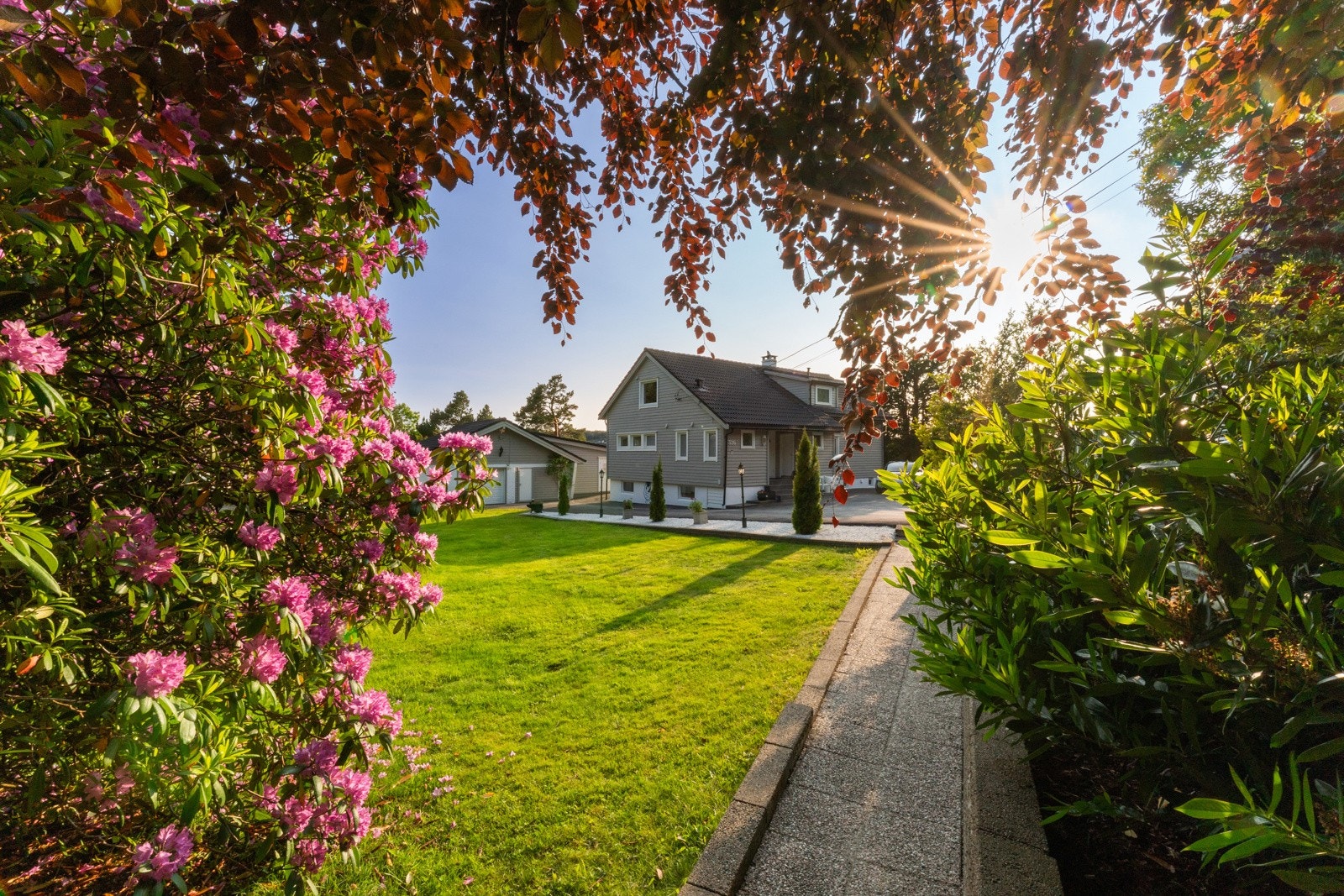 - Eiendommen er svært pent opparbeidet og består av flotte utearealer - Galleribilde