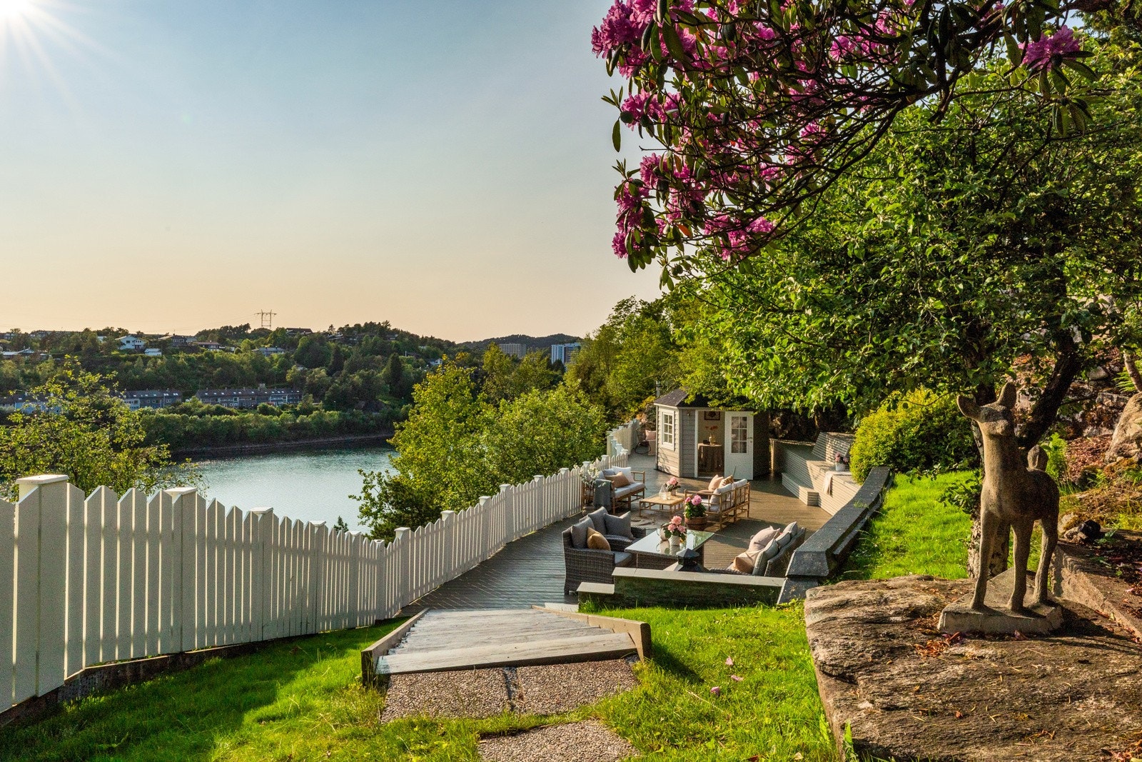 - Videre kommer vi til enda et flott uteområde, hvor man sitter usjenert uten innsyn - Galleribilde