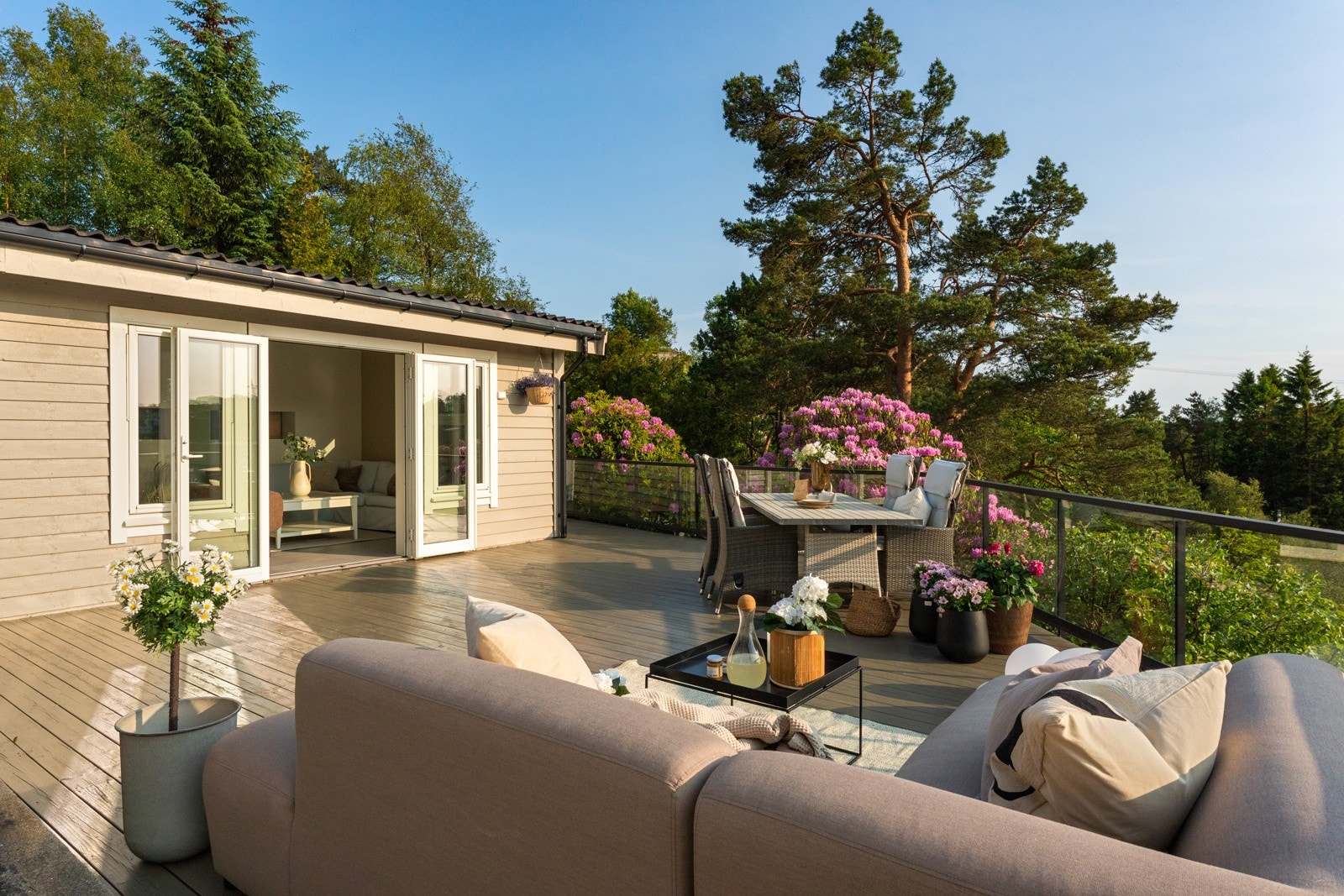 - Fra denne terrassen har du direkte inngang til vinterhage - Galleribilde