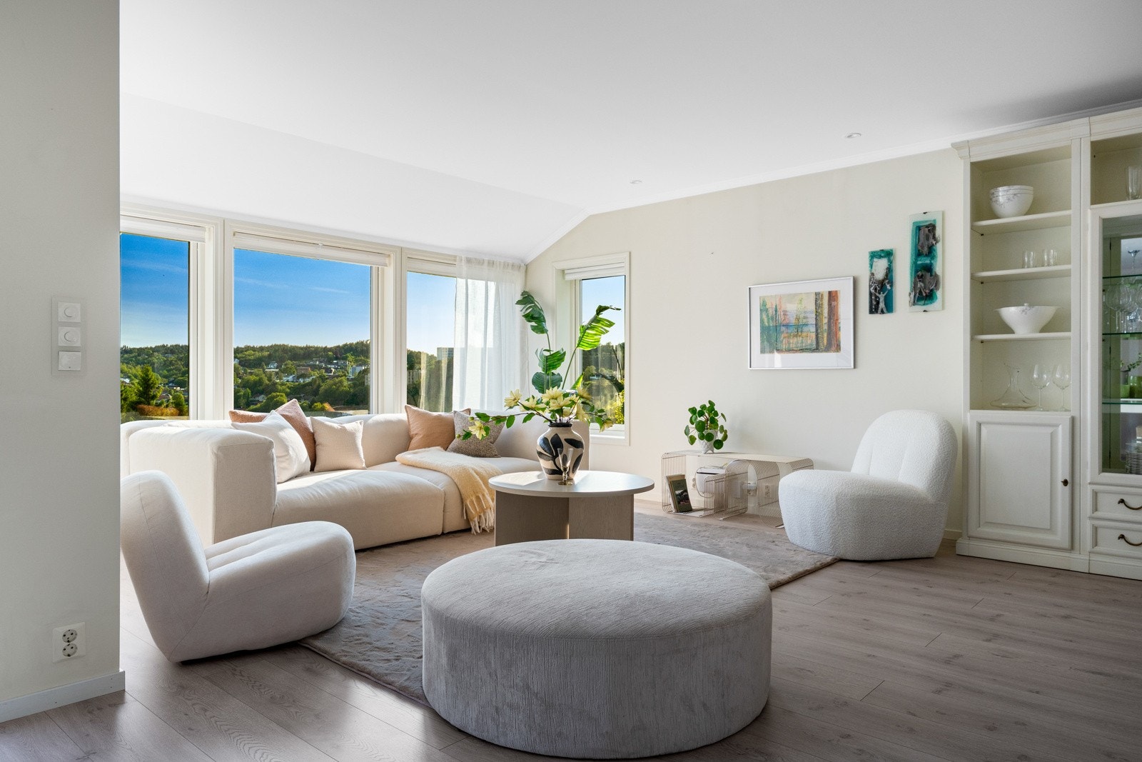 - Stuen er malt i en lun og delikat farge - Galleribilde