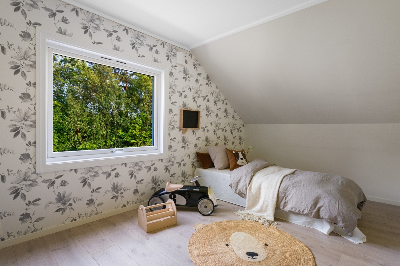 - Siste soverom i denne etasjen, målt til 16,7 kvm - Galleribilde