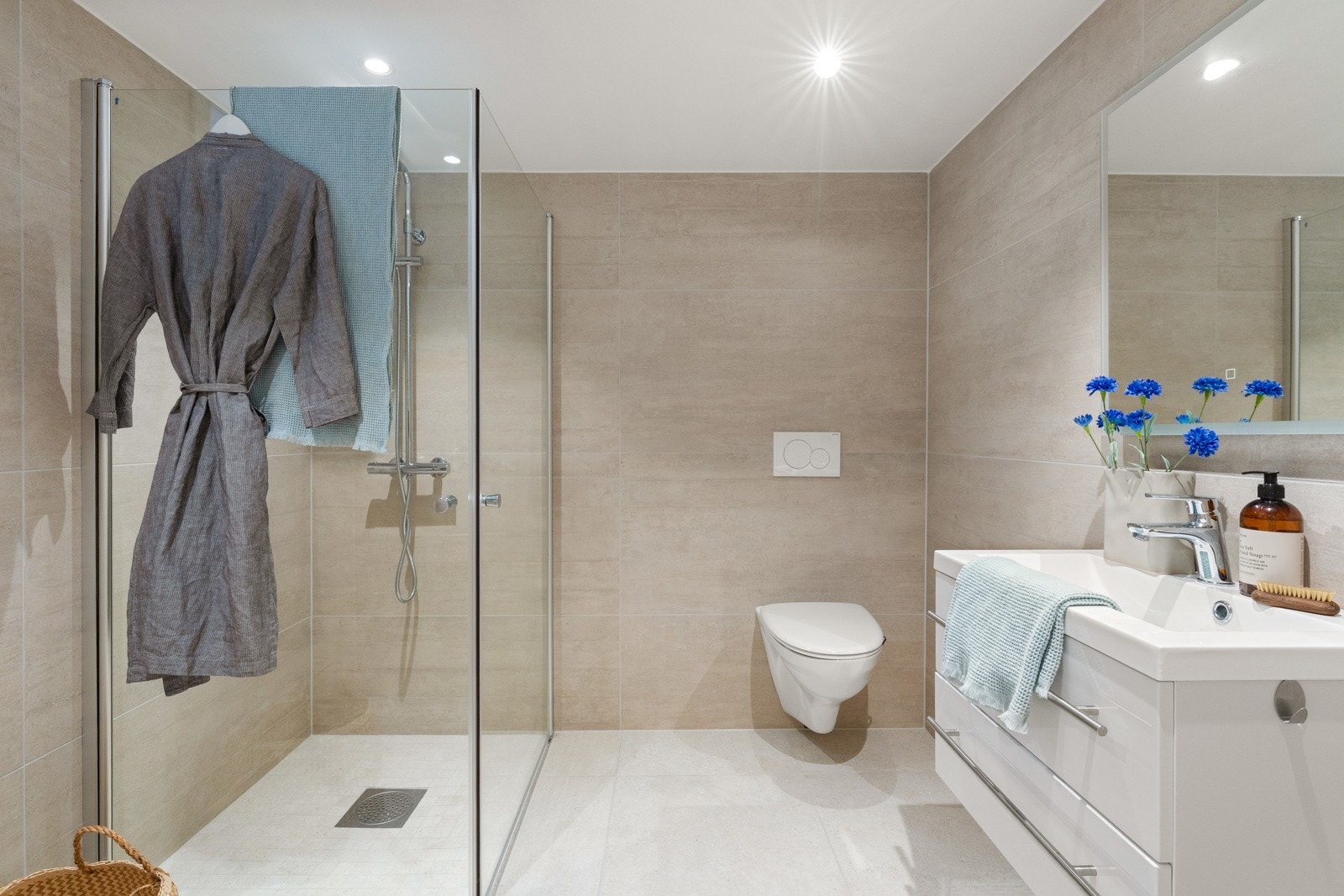 - Lekkert helfliset baderom på 4,6 kvm - Galleribilde