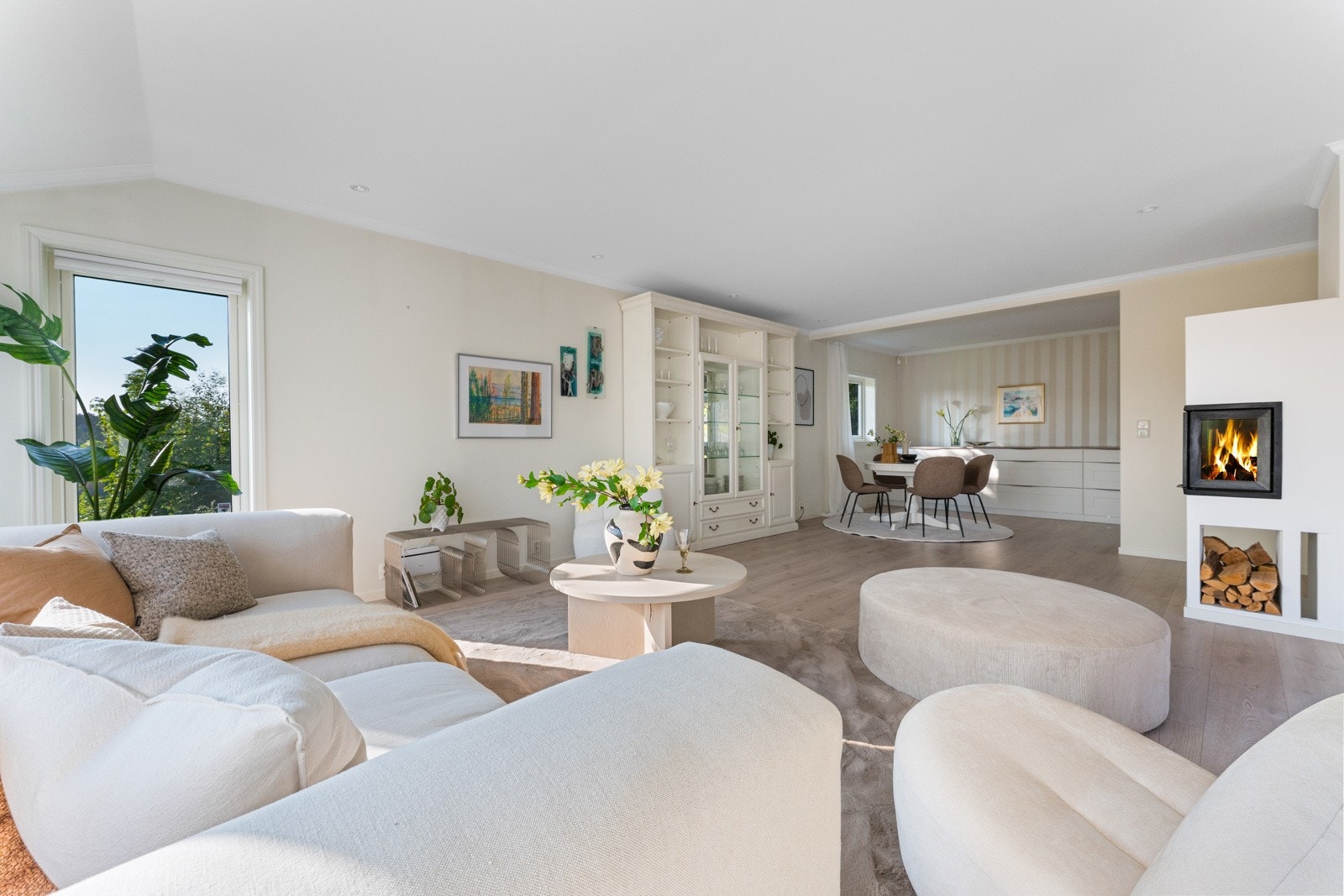 - Fra stuen tar du deg direkte inn på kjøkkenet - Galleribilde