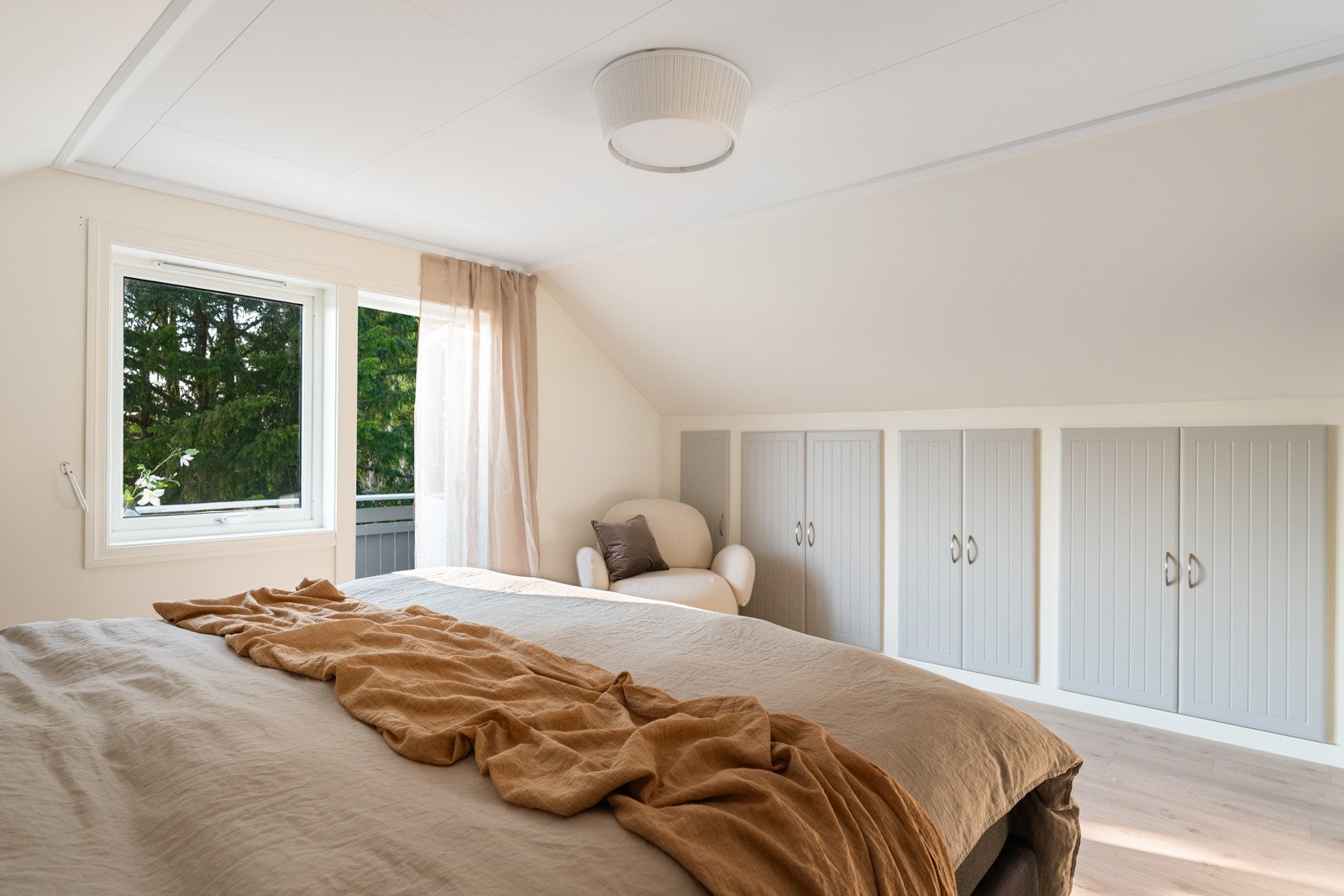 - Her er laget til en praktisk løsning til oppbevaring av klær - Galleribilde