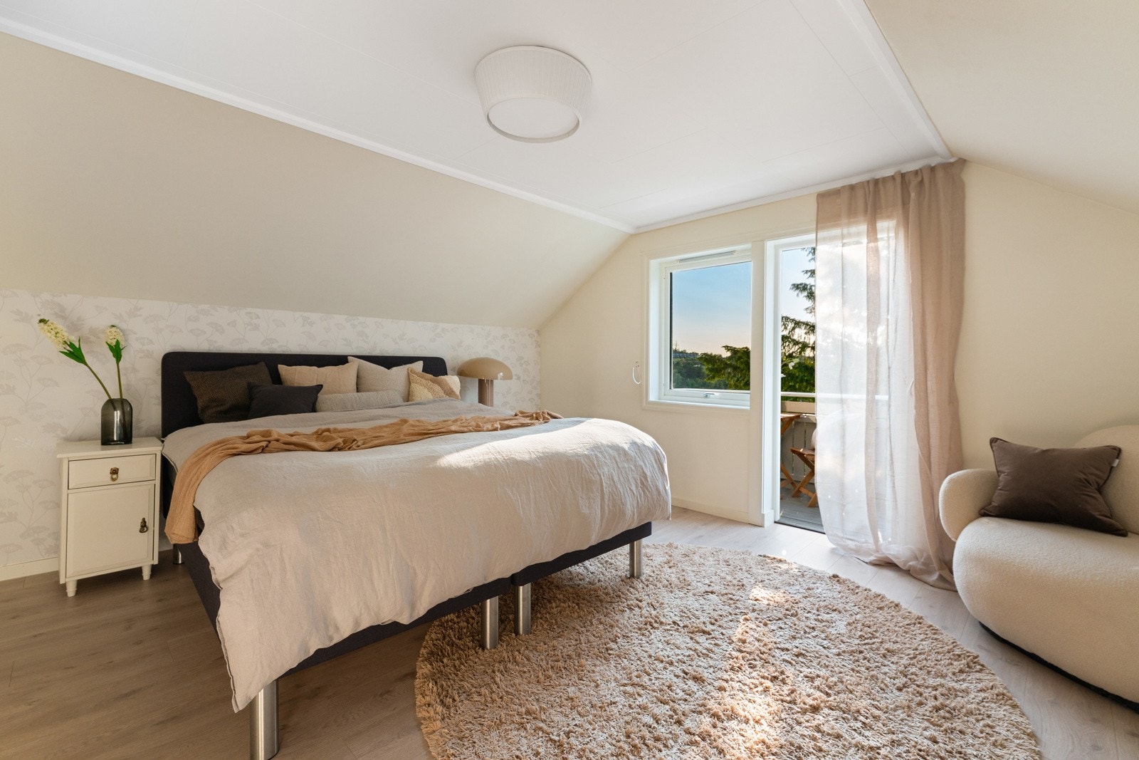 - I andre etasje befinner det seg 3 soverom, alle av god størrelse. Dette er brukt som hovedsoverom, og målt til 18,9 kvm - Galleribilde