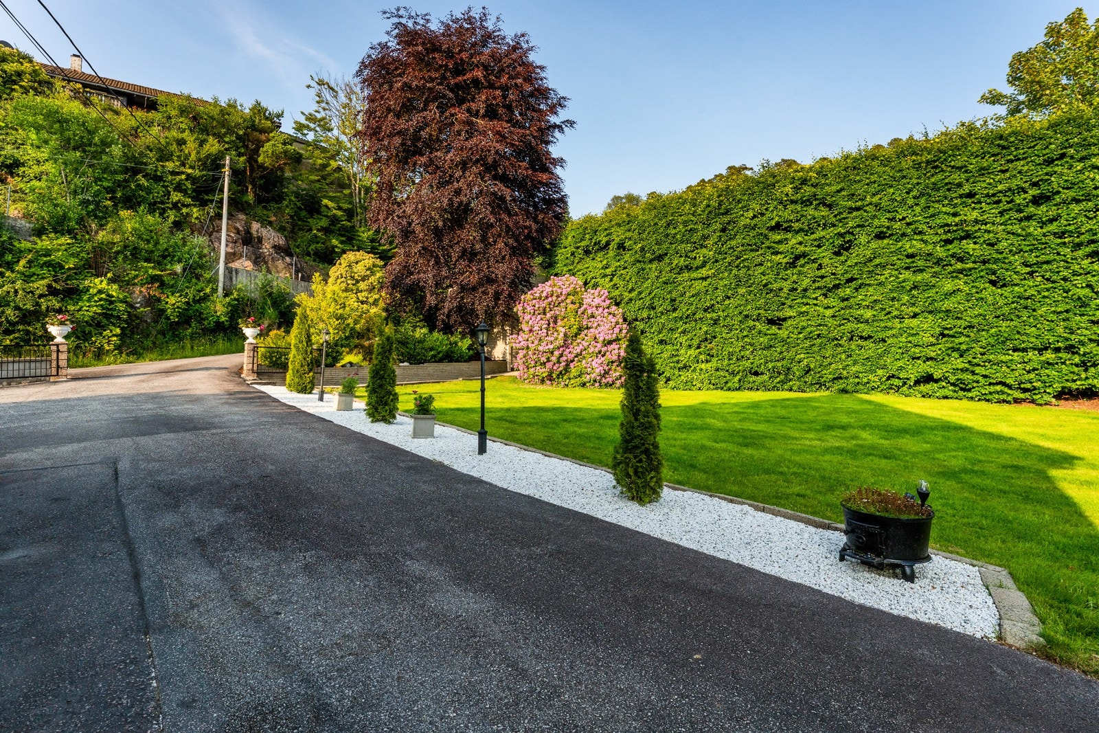 - Asfaltert gårdsplass med god biloppstillingsplass, stor plen med god boltreplass for liten og stor - Galleribilde