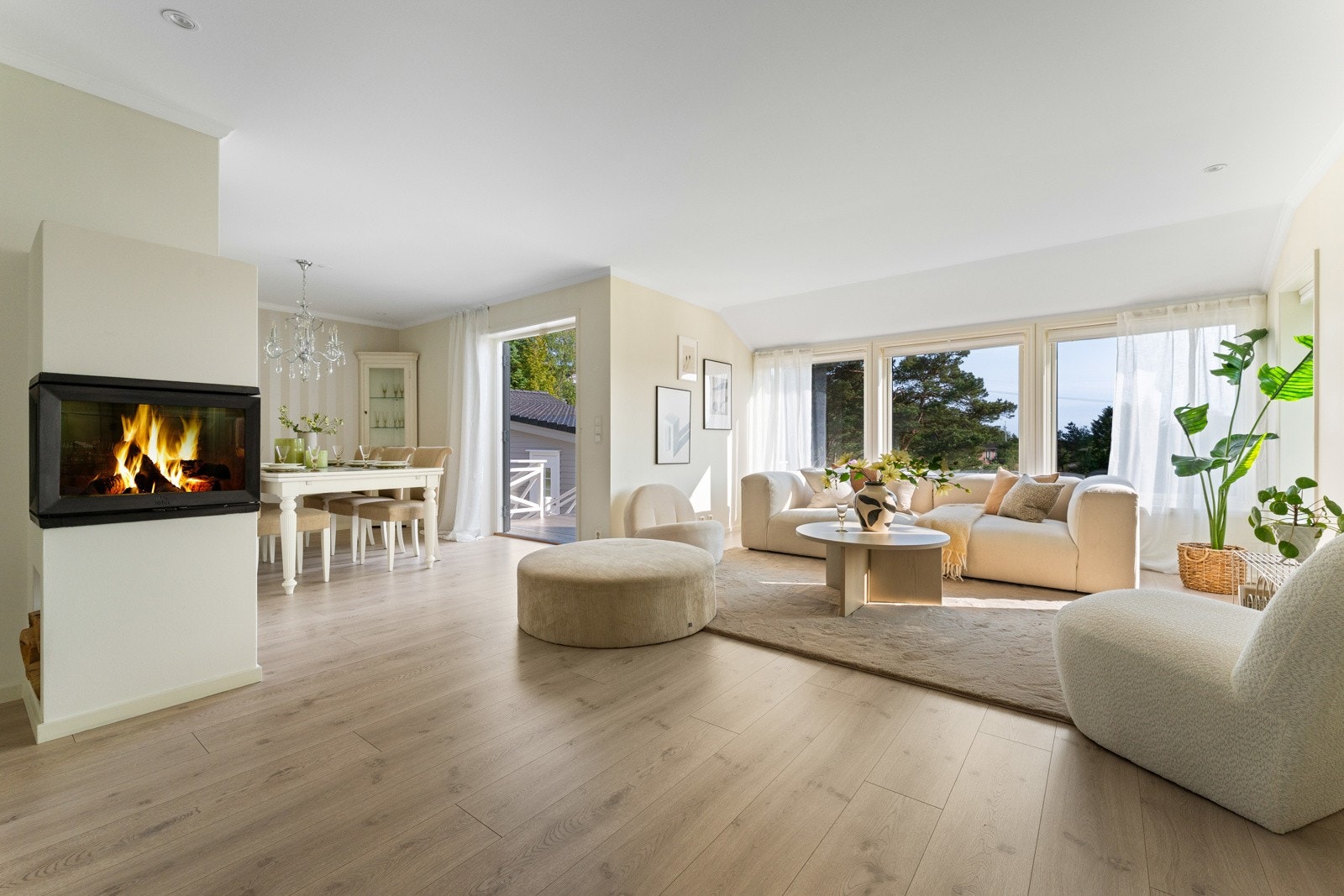 - Lekker stue med store vindusflater som slipper inn rikelig med lysinnslipp - Galleribilde