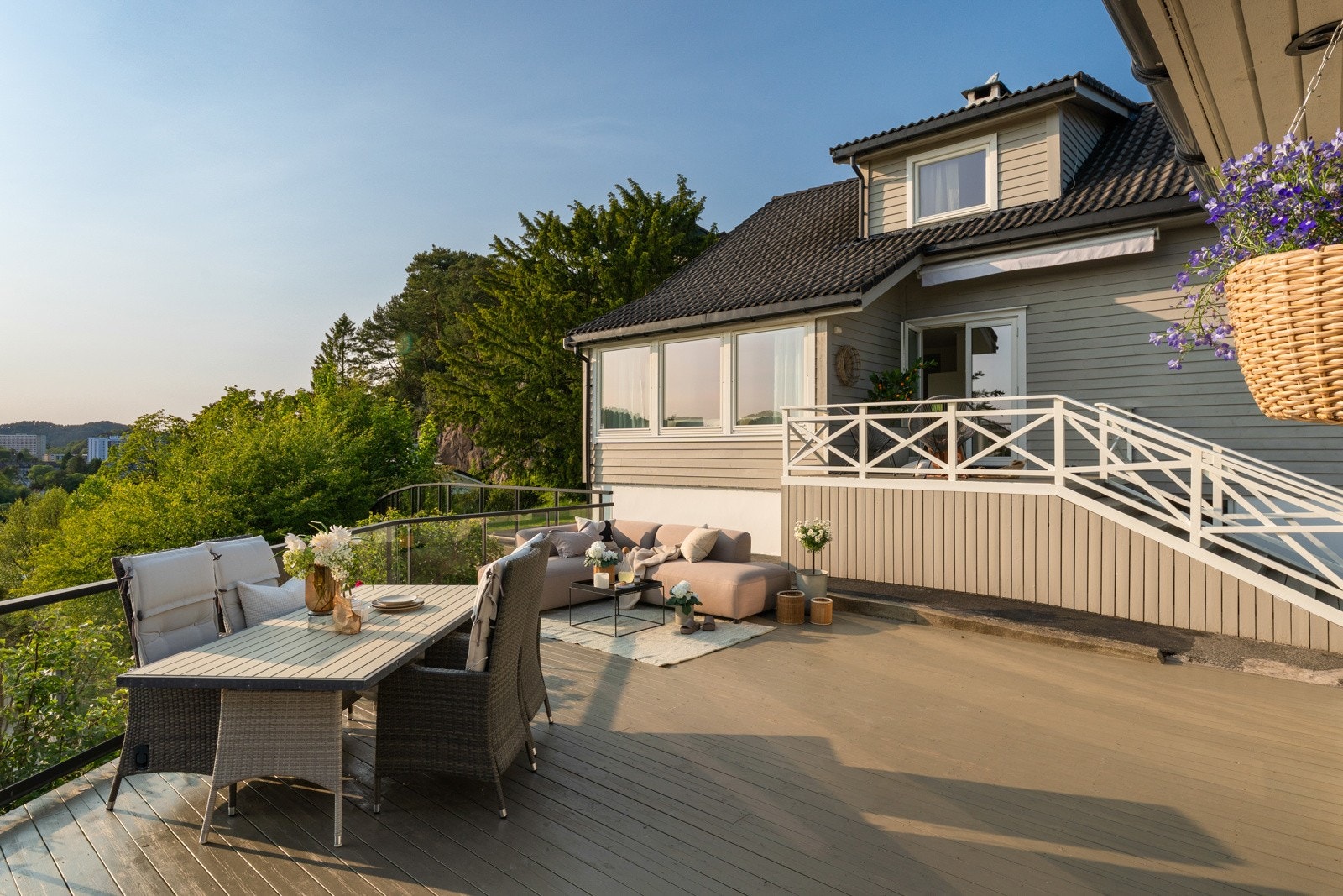 - Uteområdet består av flere terrasser, boder og uthus - Galleribilde