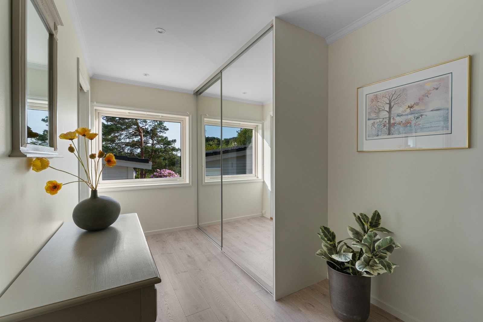 - Garderobeskap av god størrelse i gangen - Galleribilde