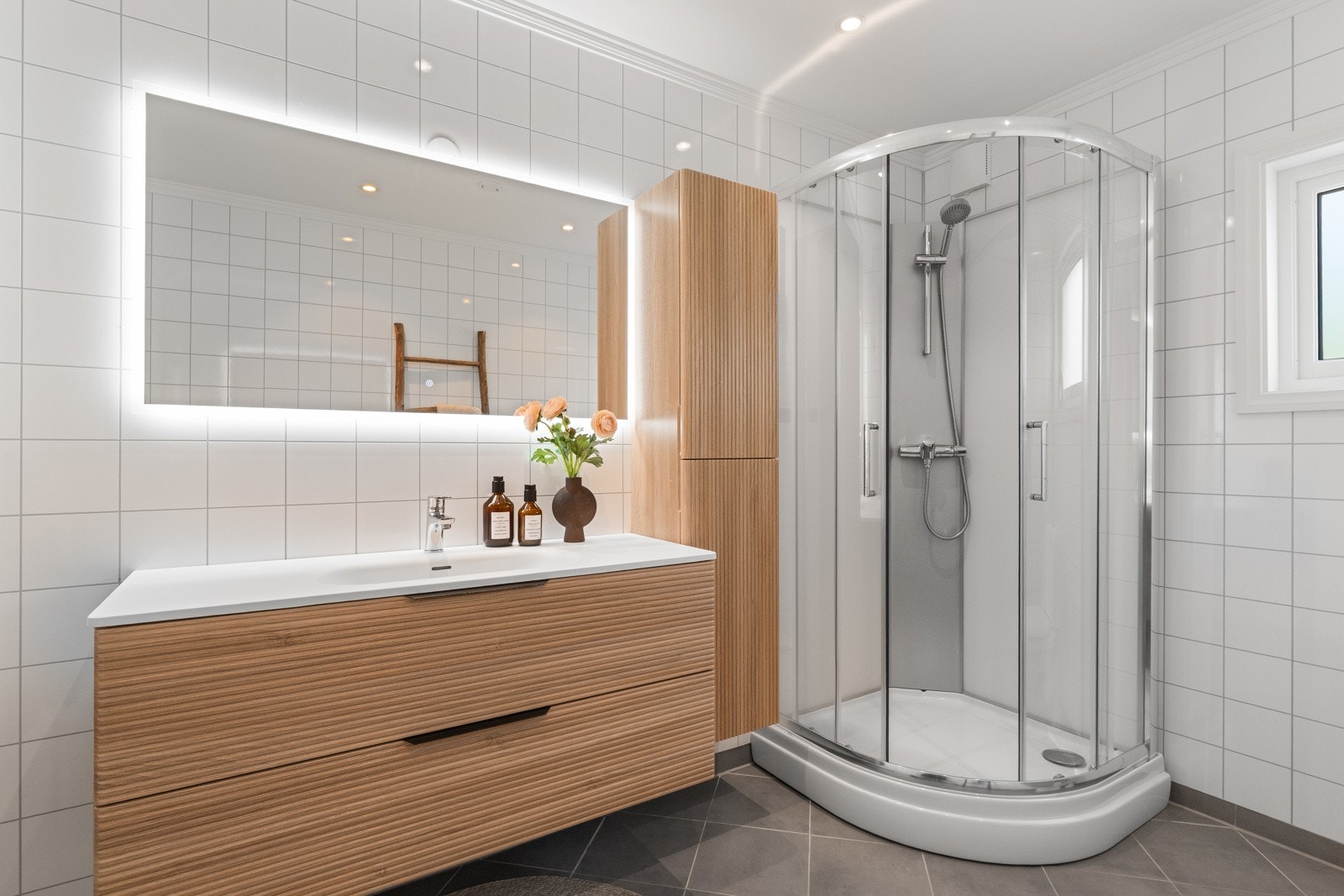 - Lekkert baderom målt til 6,2 kvm - Galleribilde