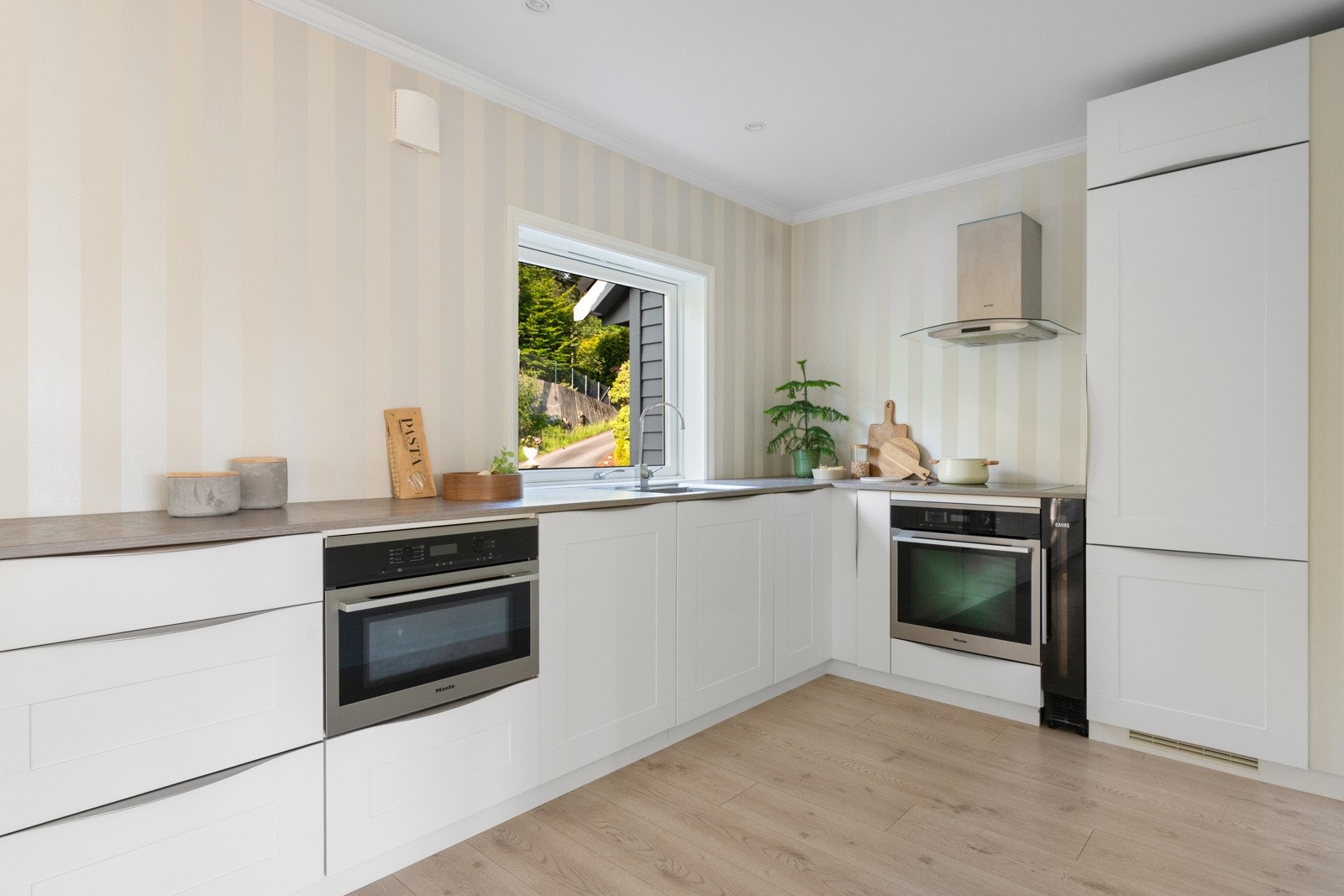 - Kjøkkenet er målt til 14,1 kvm - Galleribilde