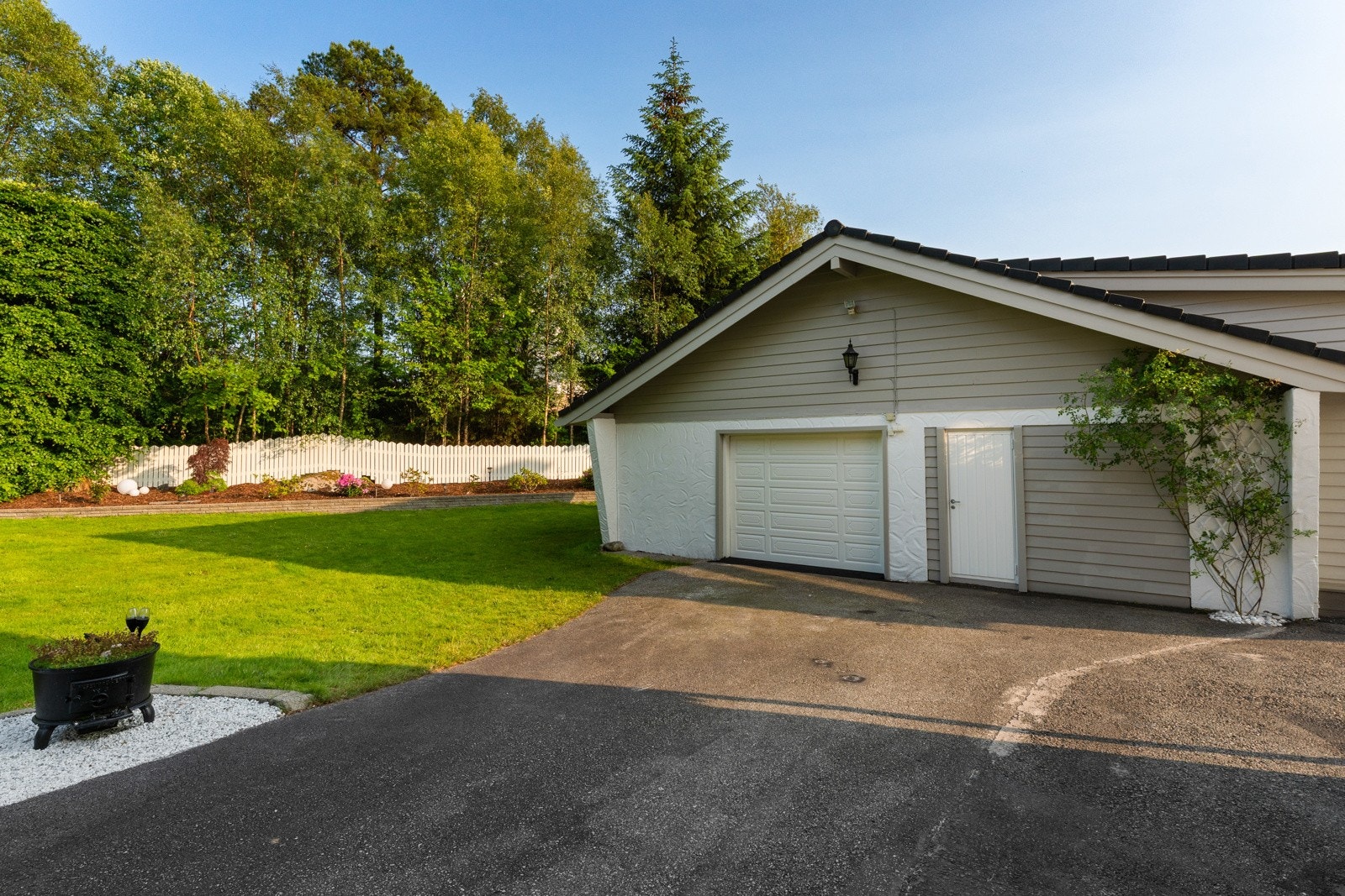 - Her er to stk garasjer på eiendommen, her ser du første garasje som også har gode oppbevaringsmuligheter samt snekkerbod - Galleribilde
