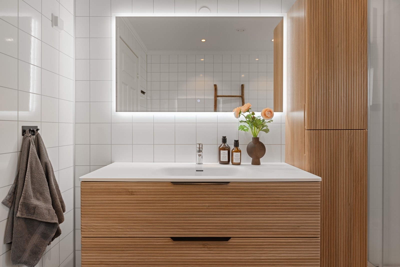 - Badet ble oppgradert i 2024 med nytt baderomsmøblement samt ny himling med LED spotter - Galleribilde