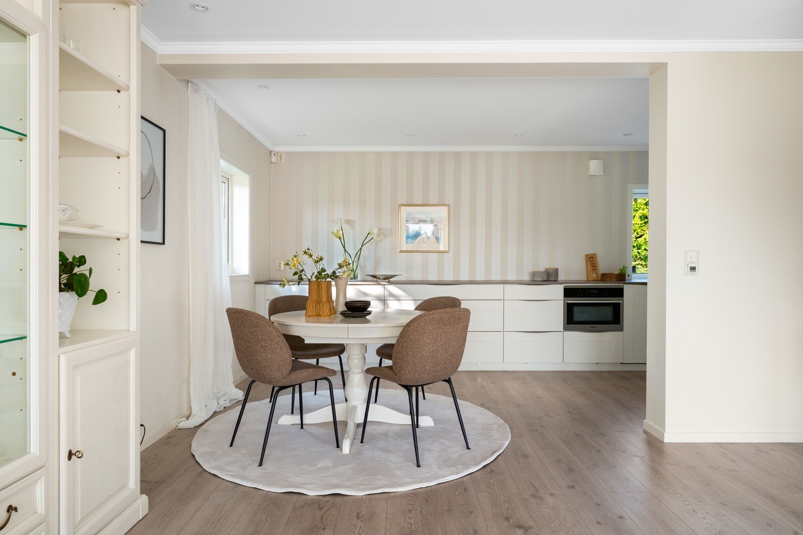 - Her også har du plass til et spisebord - Galleribilde