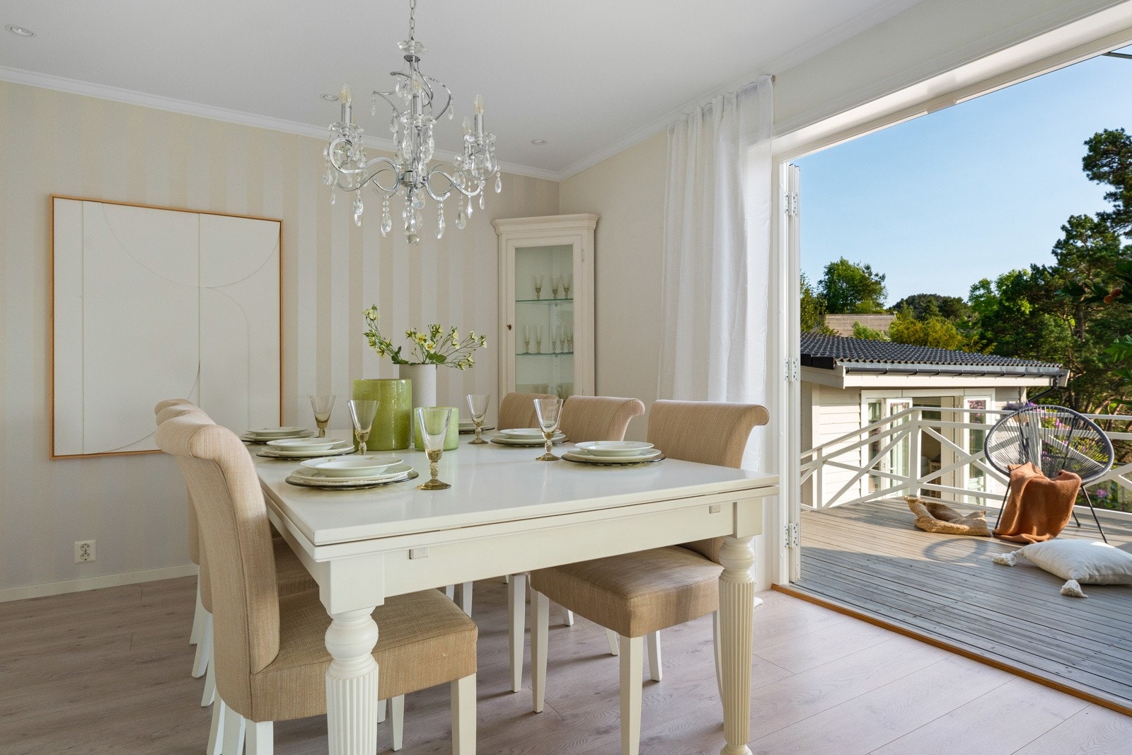 - God plass til spisestue - Galleribilde