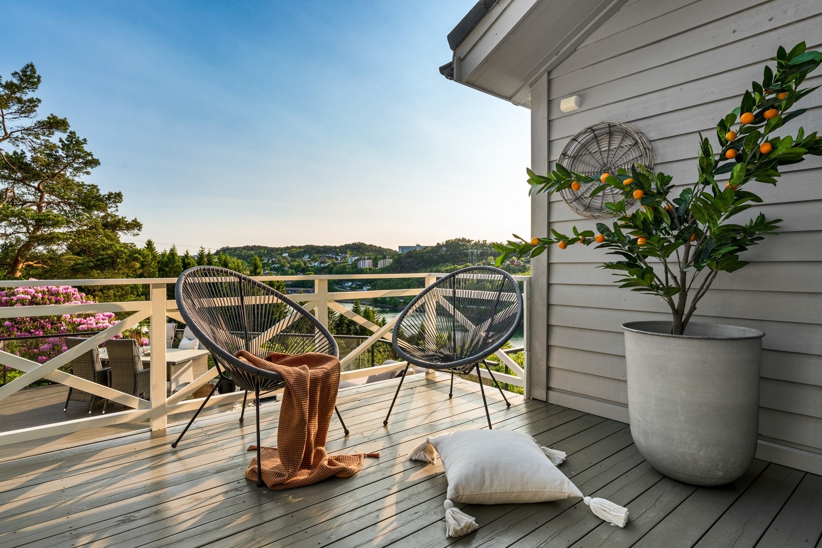 - Fra stuen er det utgang til en lun terrasse - Galleribilde