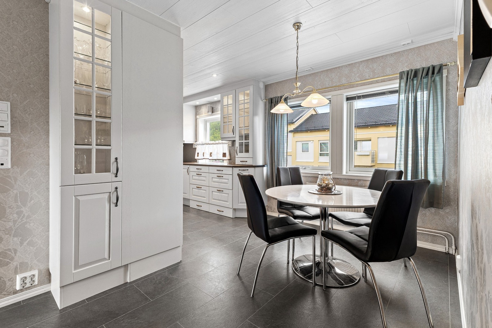 Kjøkkenet er romslig og av nyere dato Galleribilde