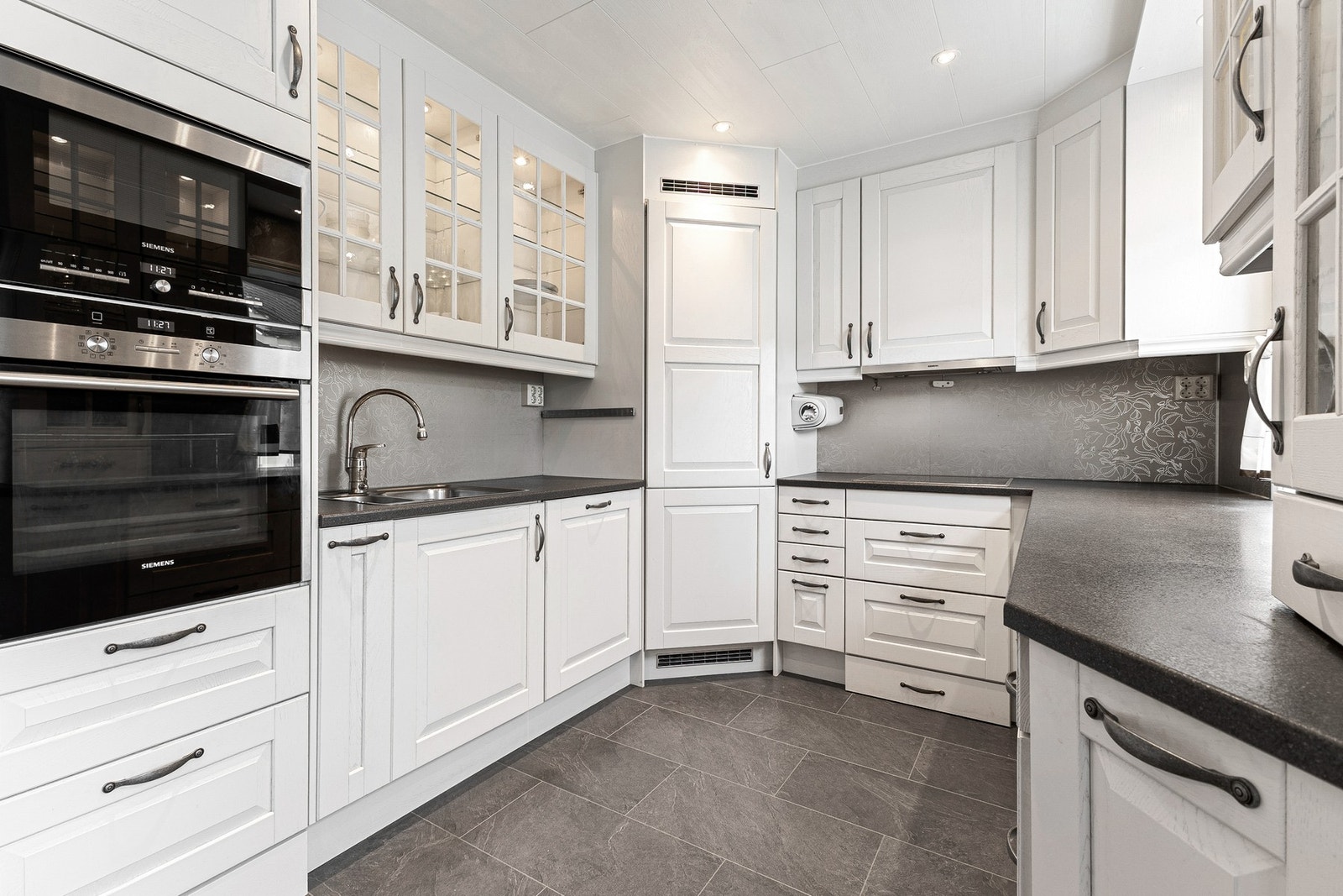 Pent kjøkken med integrerte hvitevarer Galleribilde