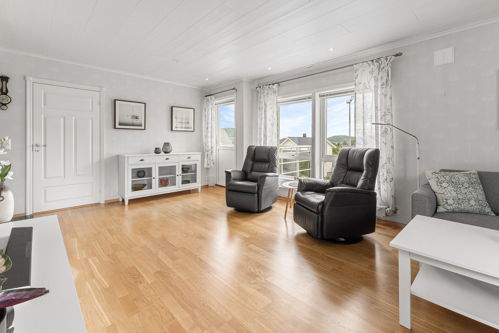 Romslig stue med godt lysinnslipp Galleribilde