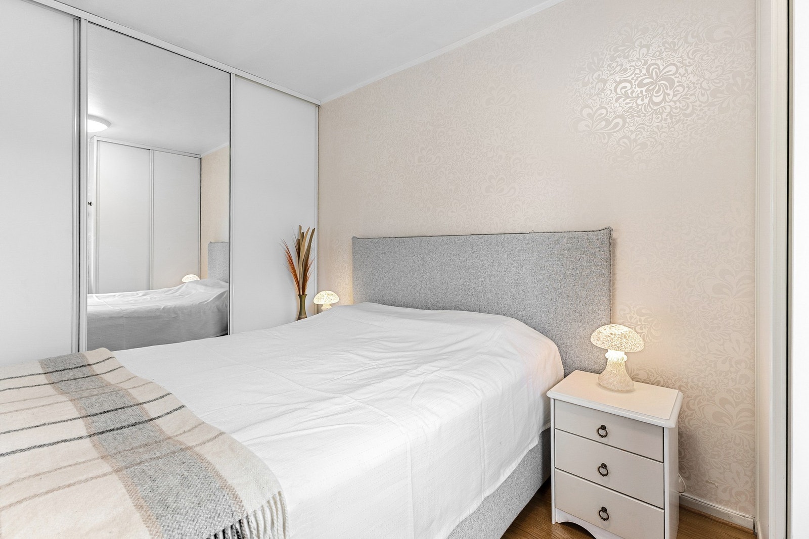 Soverommet er med stor skyvedørsgarderobe Galleribilde