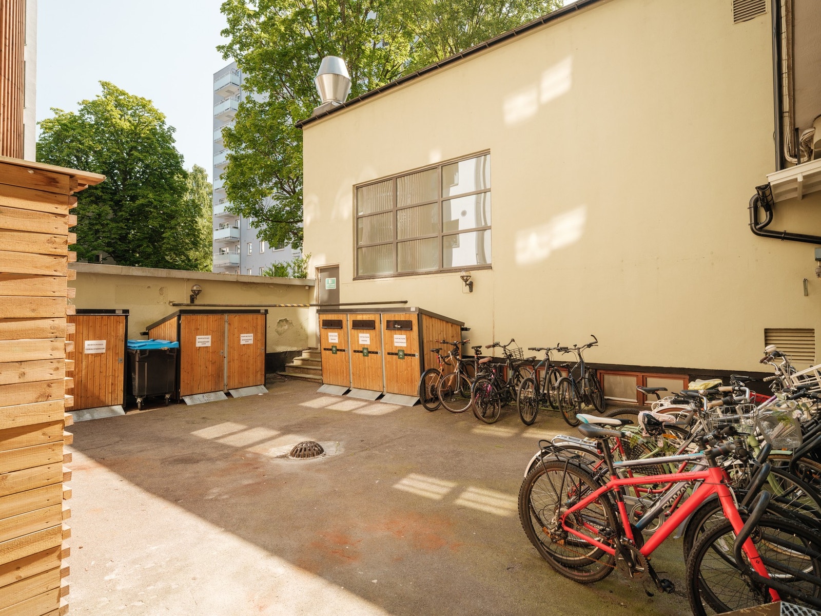 Felles låst bakgård med felles sykkelparkering. Galleribilde