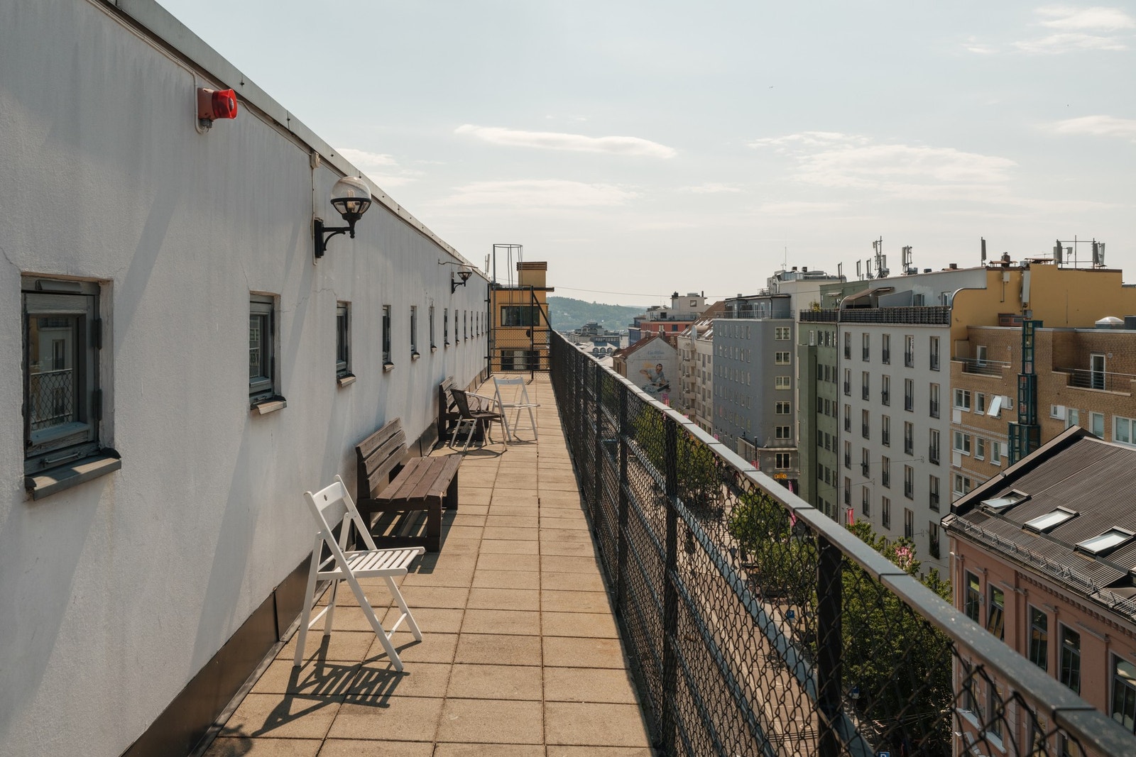 Enkel tilkomst via heis til borettslagets felles takterrasse med grillmuligheter. Galleribilde