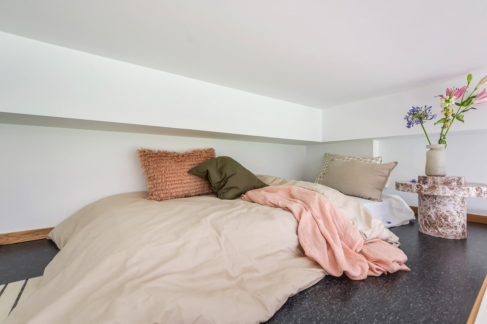 På hemsen er det god plass til dobbeltseng Galleribilde