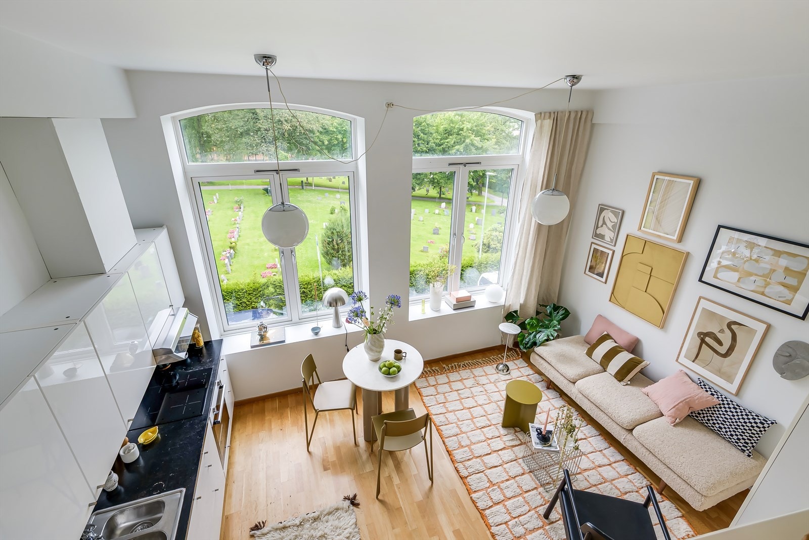 Planløsningen er smart og arealeffektiv, med en åpen stue- og kjøkkenløsning, samt en praktisk hems - ideell som soveplass Galleribilde