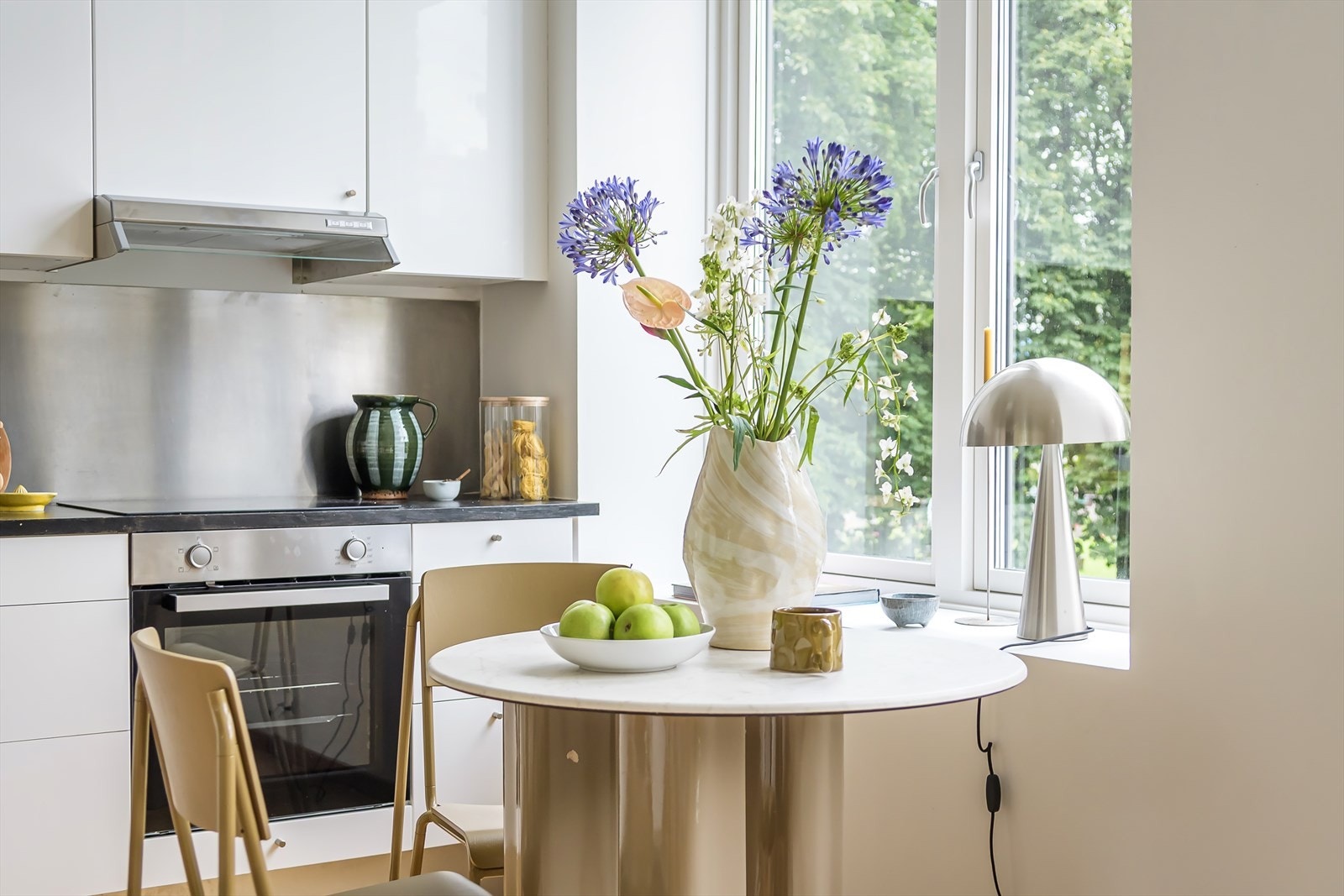 Leiligheten er vendt mot rolig kirkegård. Grønt utsyn, uten innsyn. Galleribilde