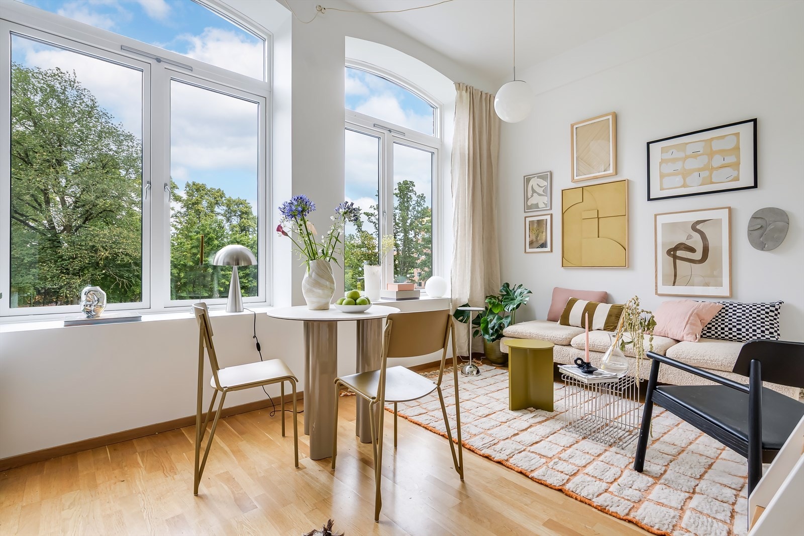 Velkommen til en unik fabrikkleilighet i Nye Gamlebyen - kun 10 min gange til Bjørvika. Alnagata 11 presenteres av Caroline Ephraim i Nordvik. Galleribilde