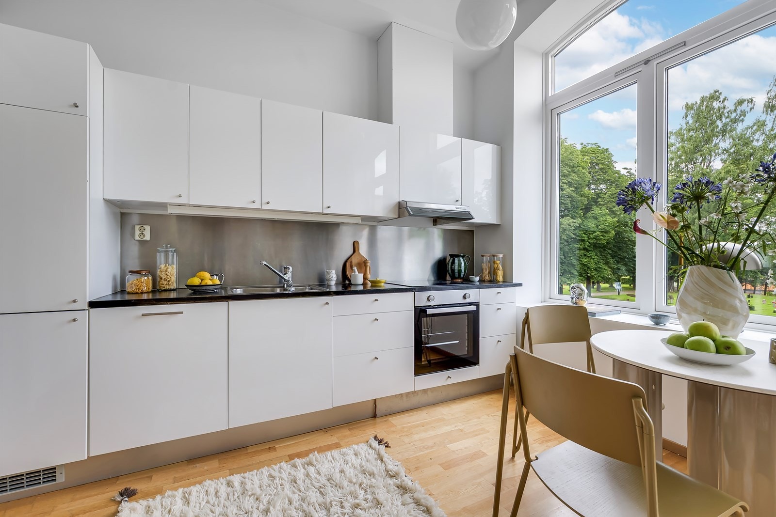 Åpen kjøkkenløsning mot stue Galleribilde