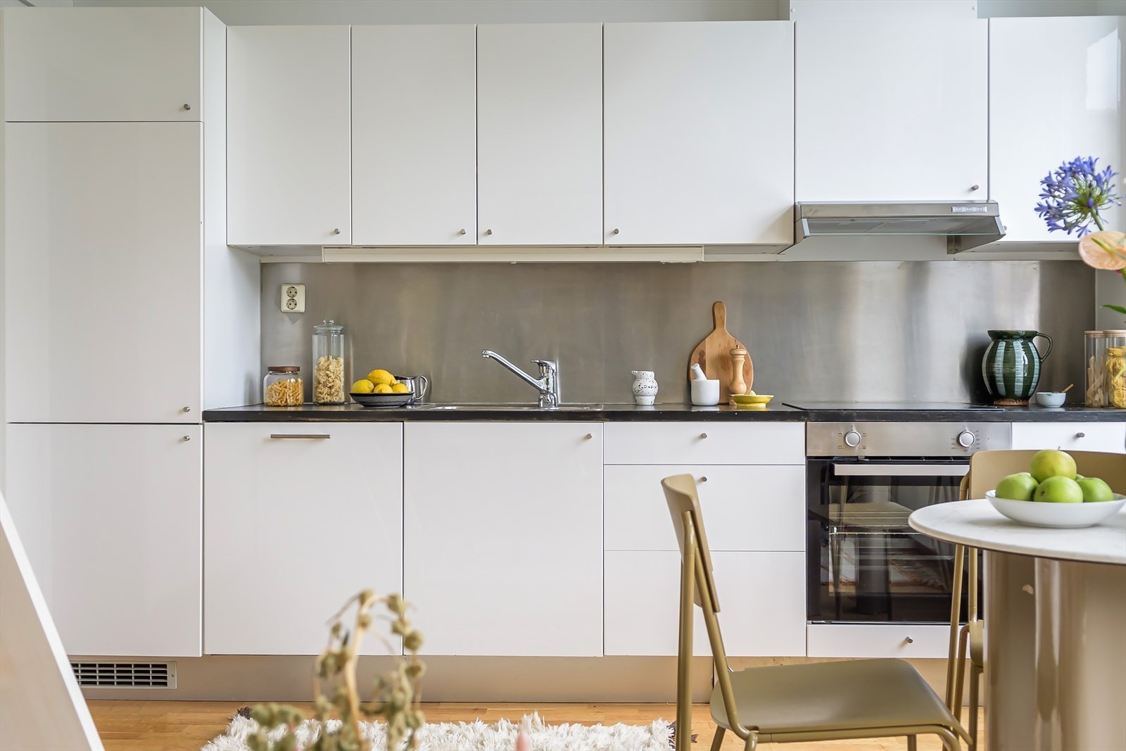 Kjøkkenet er velholdt og er oppgradert med ny vifte. Vifta er mekanisk og tilkoblet felles kanal. Galleribilde