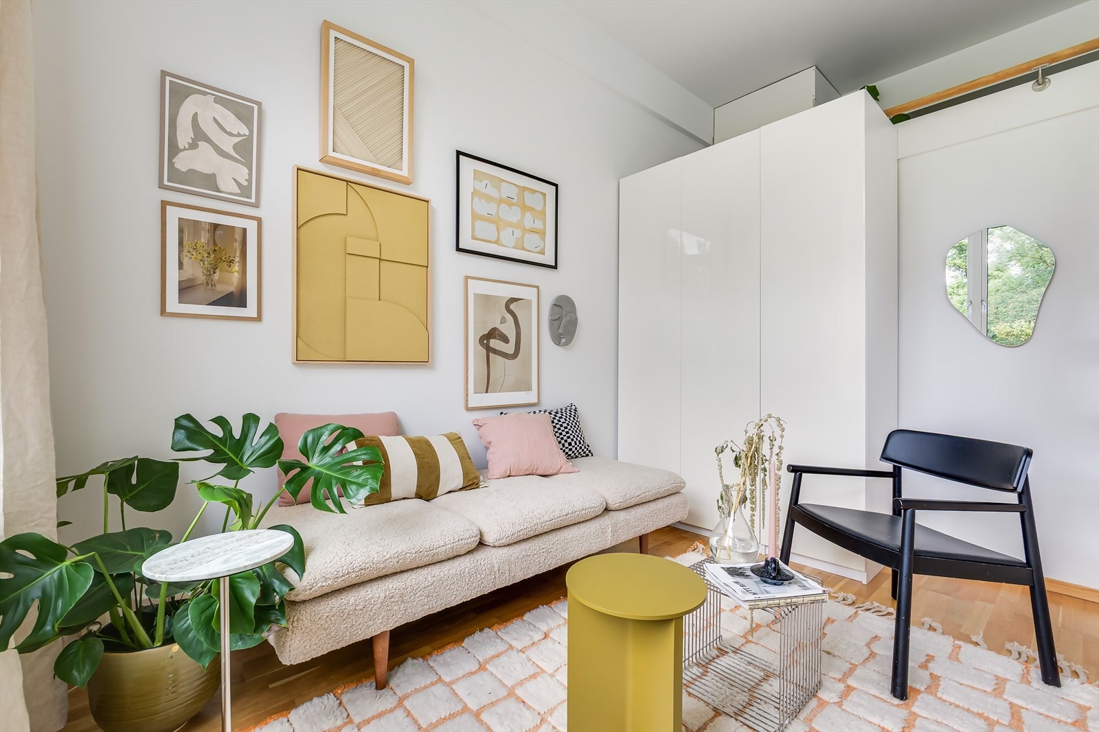 Garderobeskapet medfølger. Galleribilde