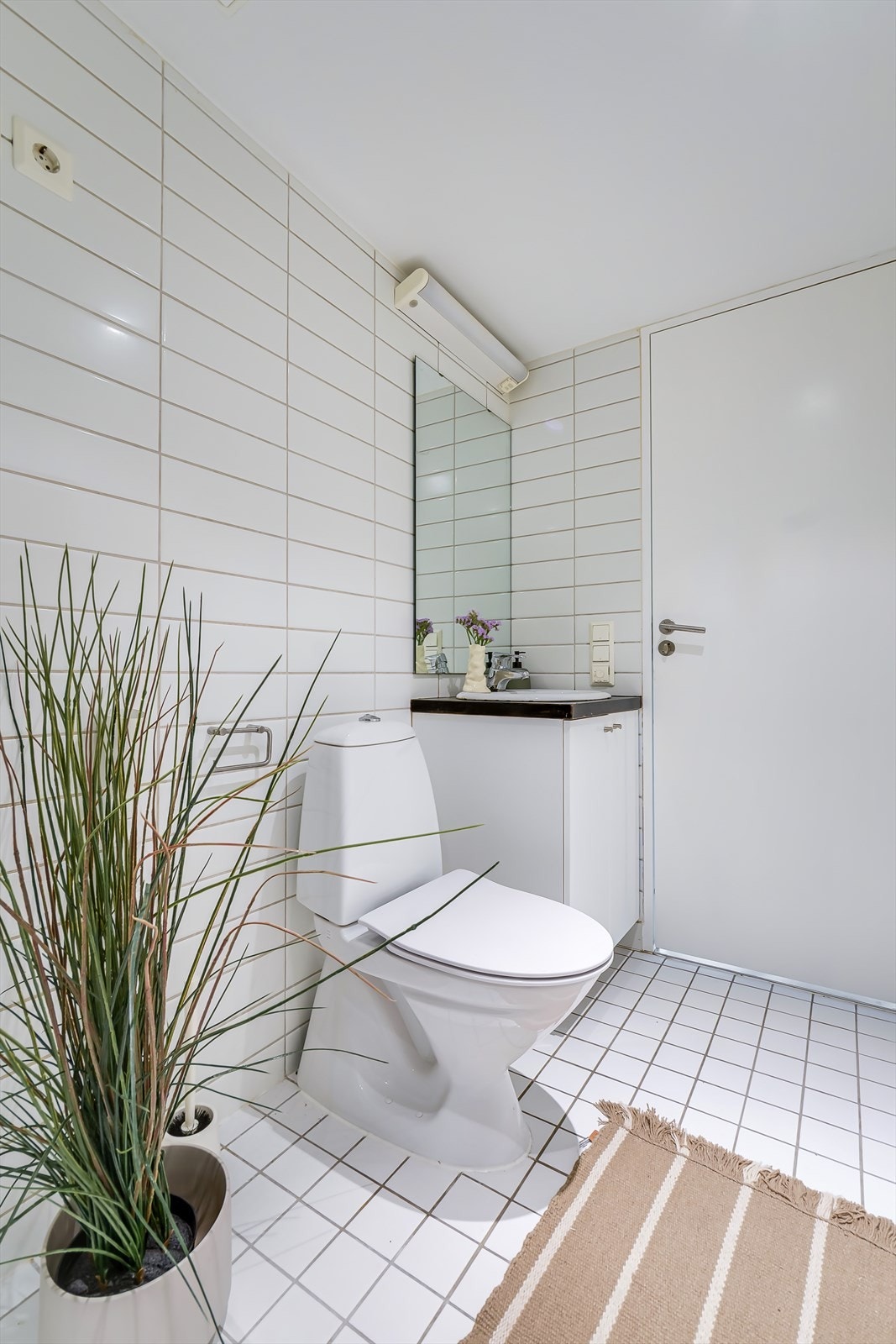 Badet har også gulvmontert toalett og opplegg for vaskemaskin Galleribilde