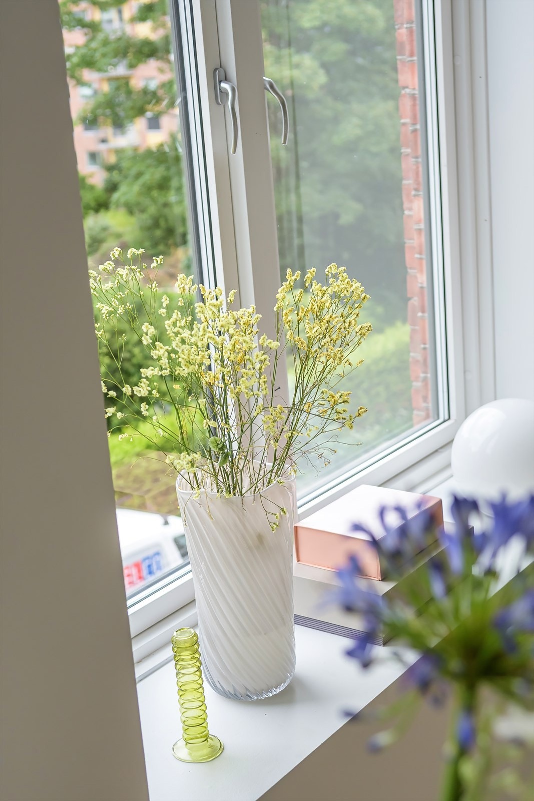 Store, vakre vindusflater slipper inn rikelig med naturlig lys Galleribilde