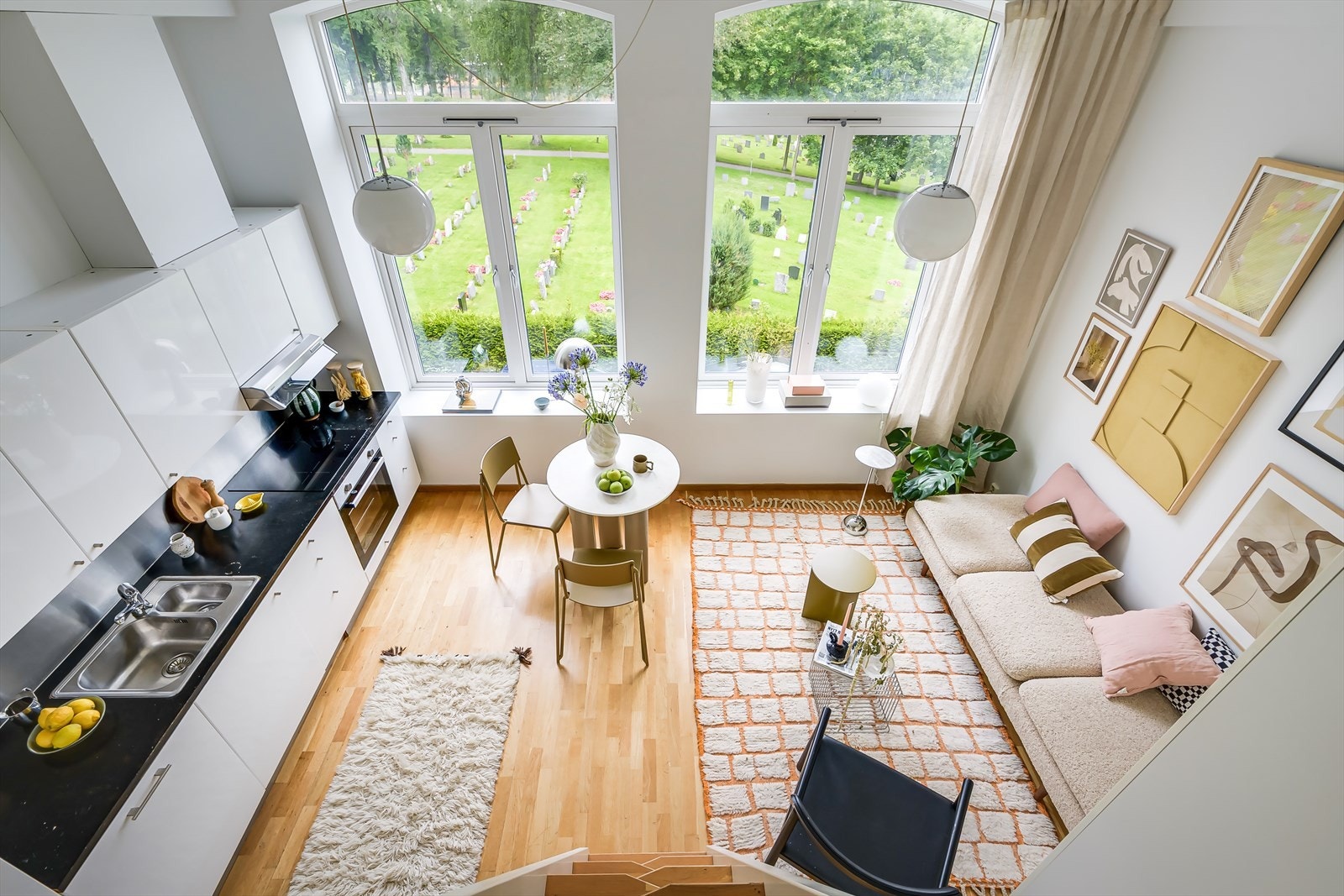 Imponerende takhøyde og store vindusflater skaper en luftig og lys atmosfære Galleribilde