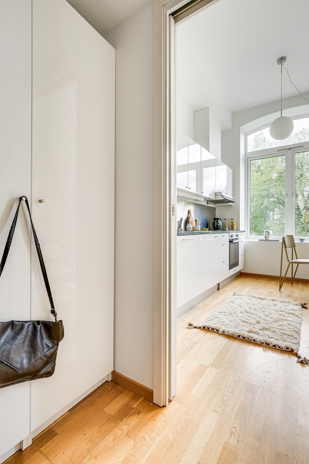 Det er god plass til å henge fra seg yttertøy og sko. Dørcalling er installert. Galleribilde