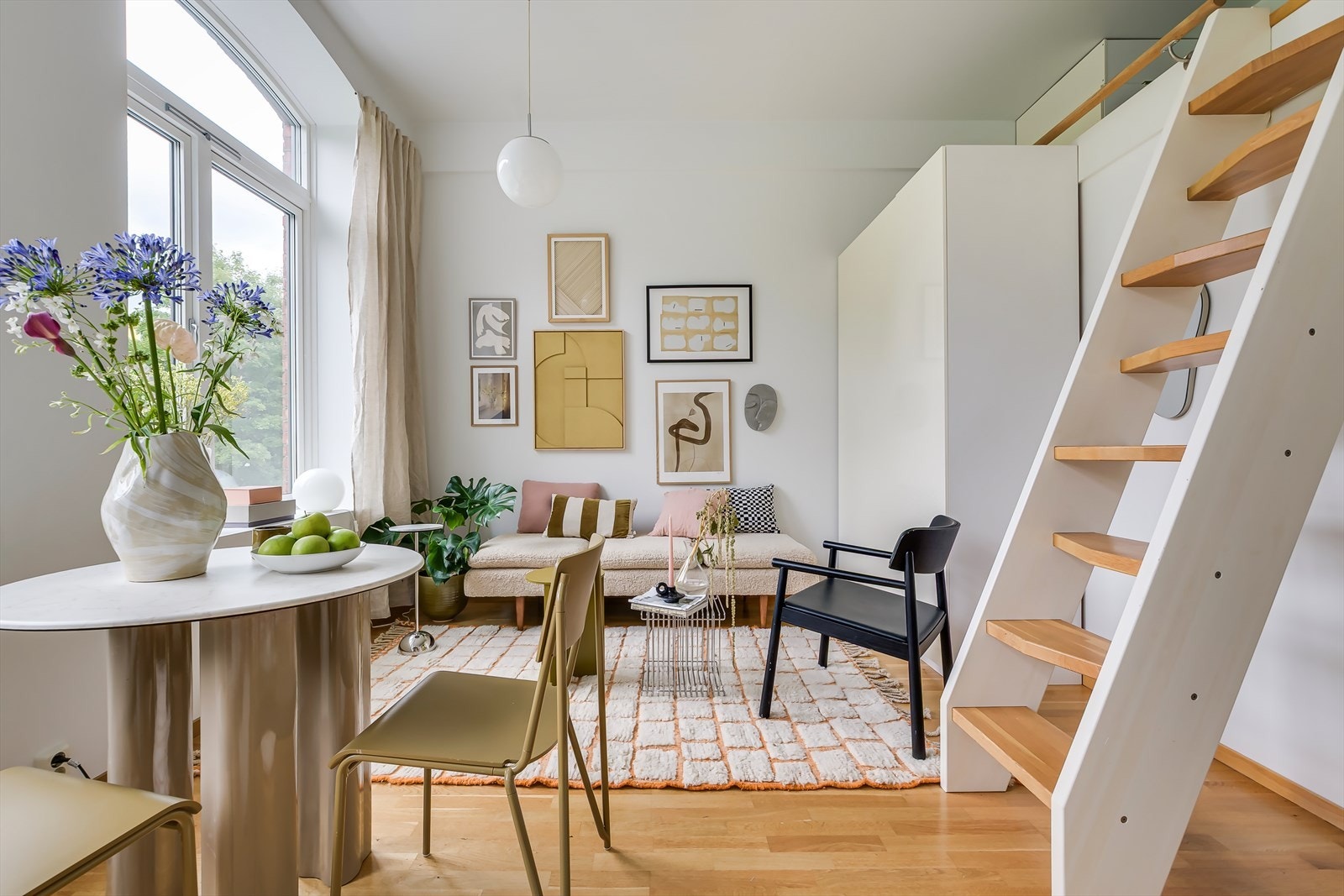 I denne lekre leiligheten møter industriell karakter moderne komfort Galleribilde