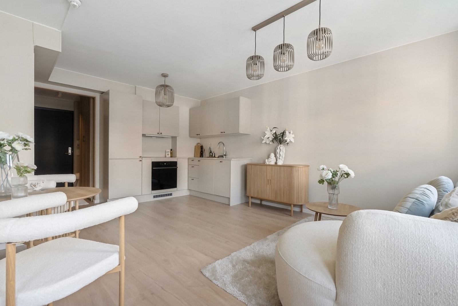 Kjøkkenet ligger i åpen og sosial løsning mot stuen og spisestuen. Galleribilde